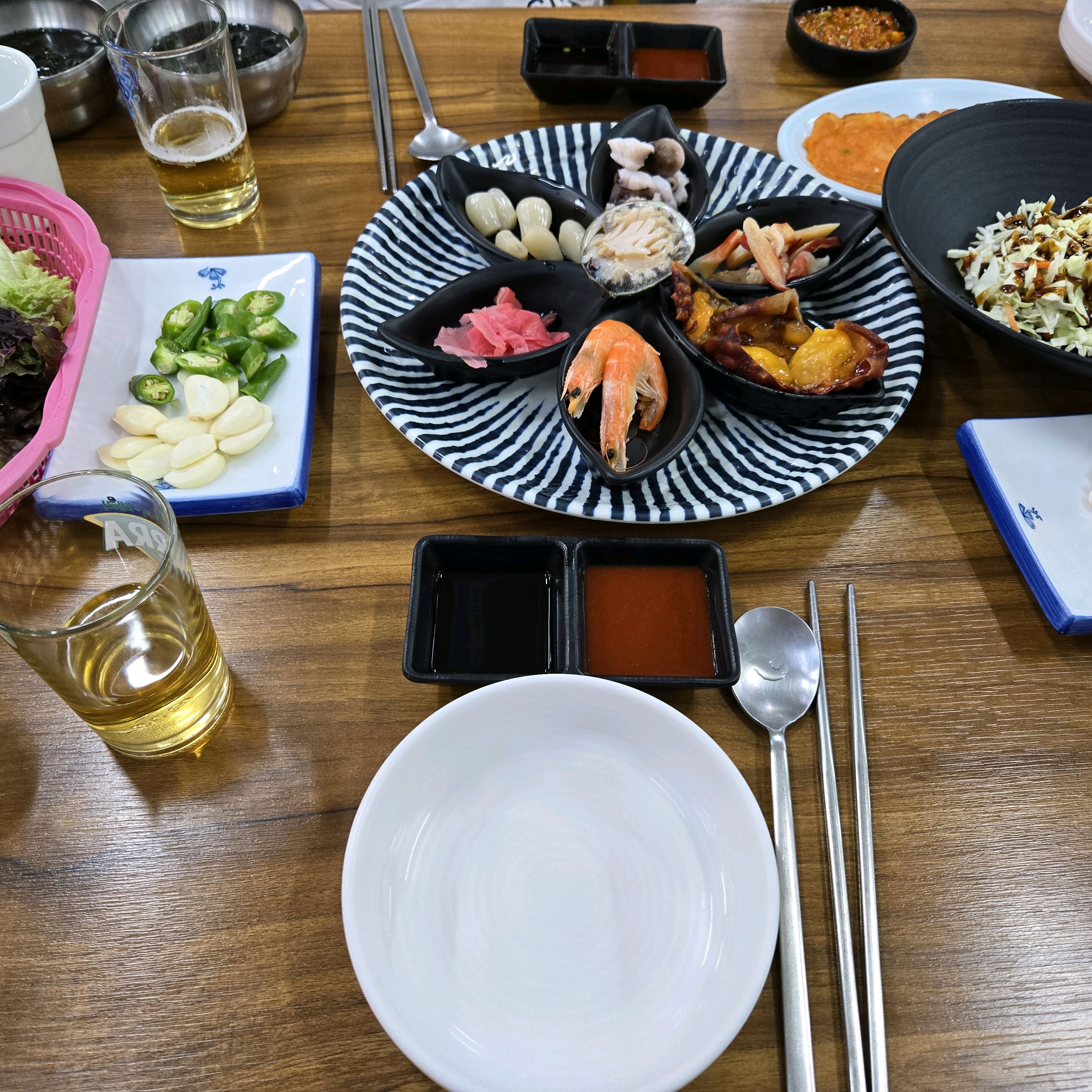 매장도 깔끔하구 음식도 빠르게나와요 ㅎㅎ회도 신선하구 맛있어요 ㅎㅎ 스끼다시도 여러종류 나
