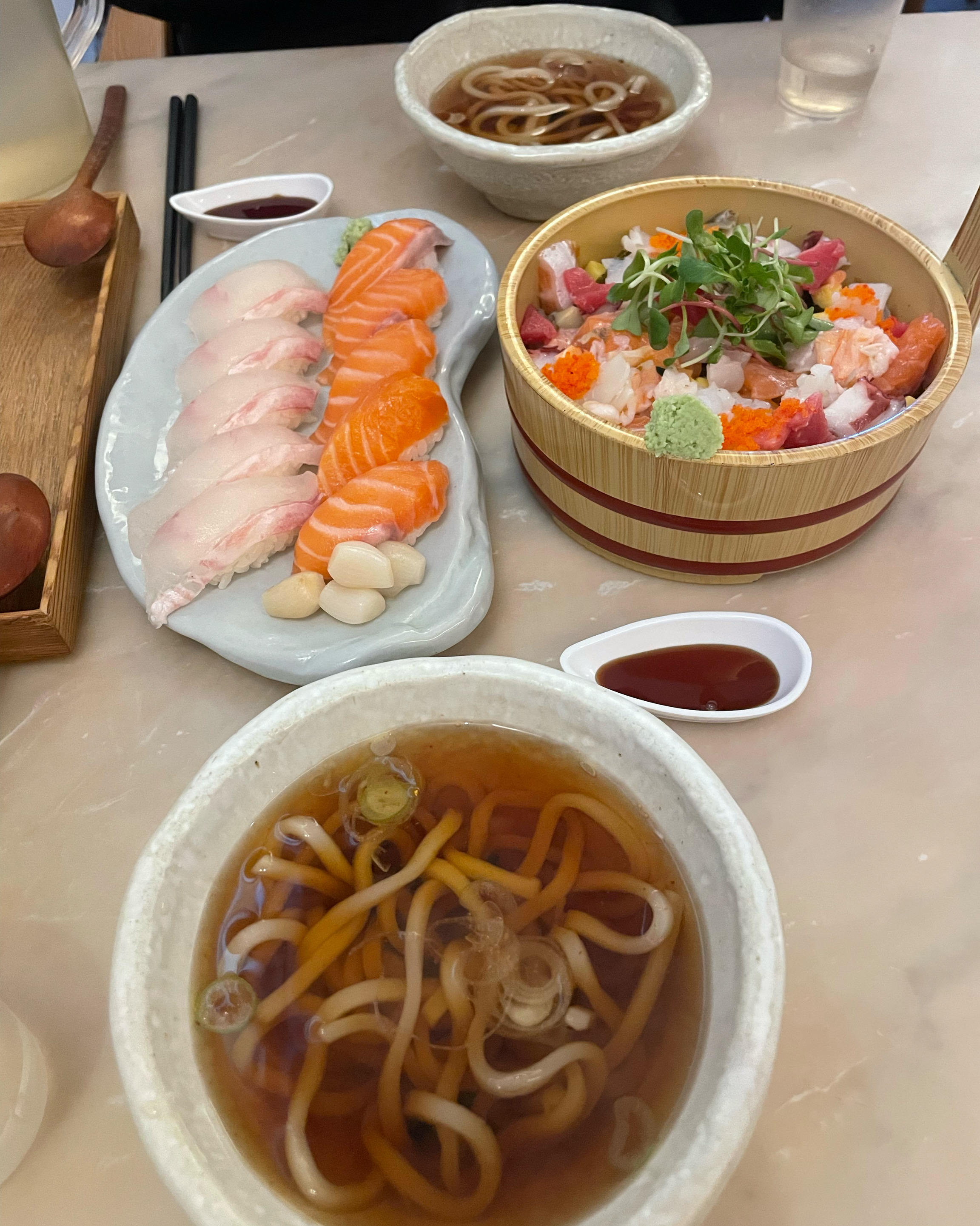 오랜만에 방문했아요 운좋게 오픈하고 몇분 지나지 않아 들어가서 자리가 있었어요 음식들이 주