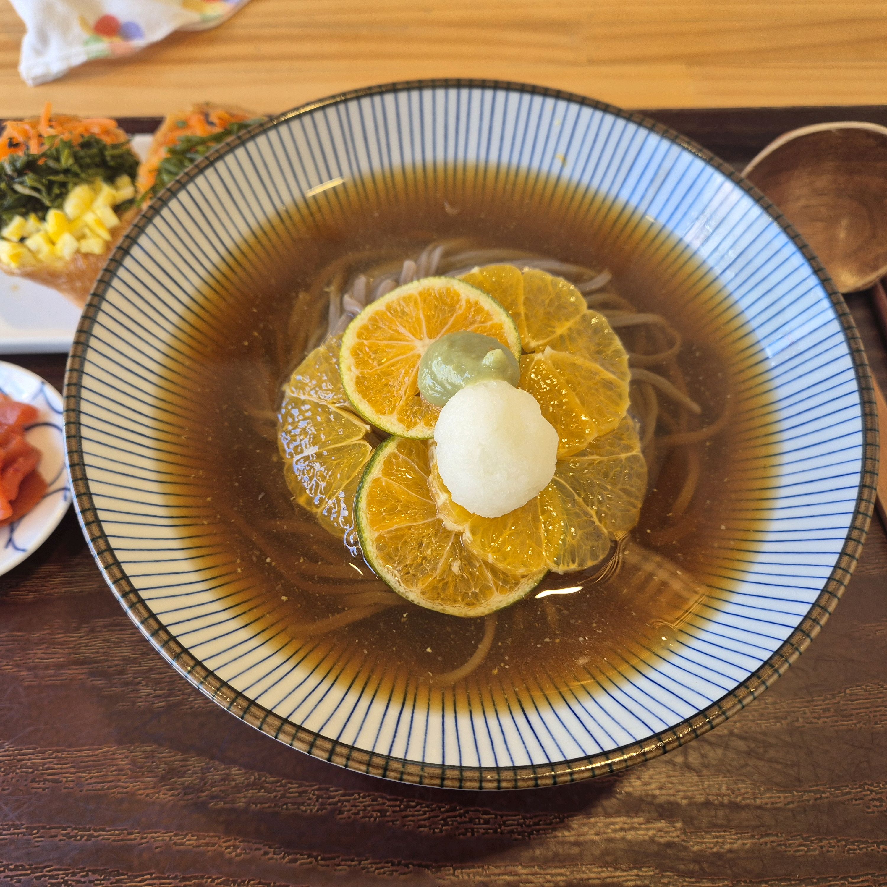 소바 너무 맛있어용 야들야들 면도 후루룩 넘 맛나더라구요~ 상콤함이 추가된 소바 육수 최고