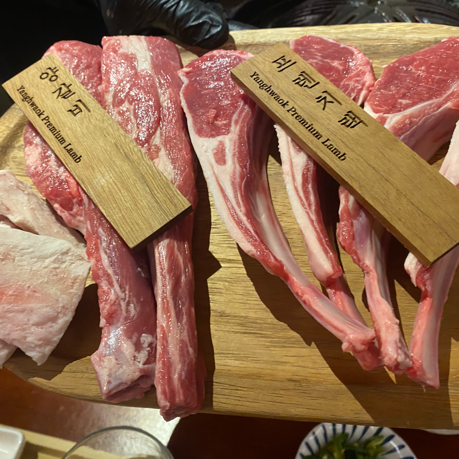 숙소근처에 맛집을 알아보다 우연히 찾은곳입니다 너무 예쁜 분위기에 직접고기까지 구워주셔서