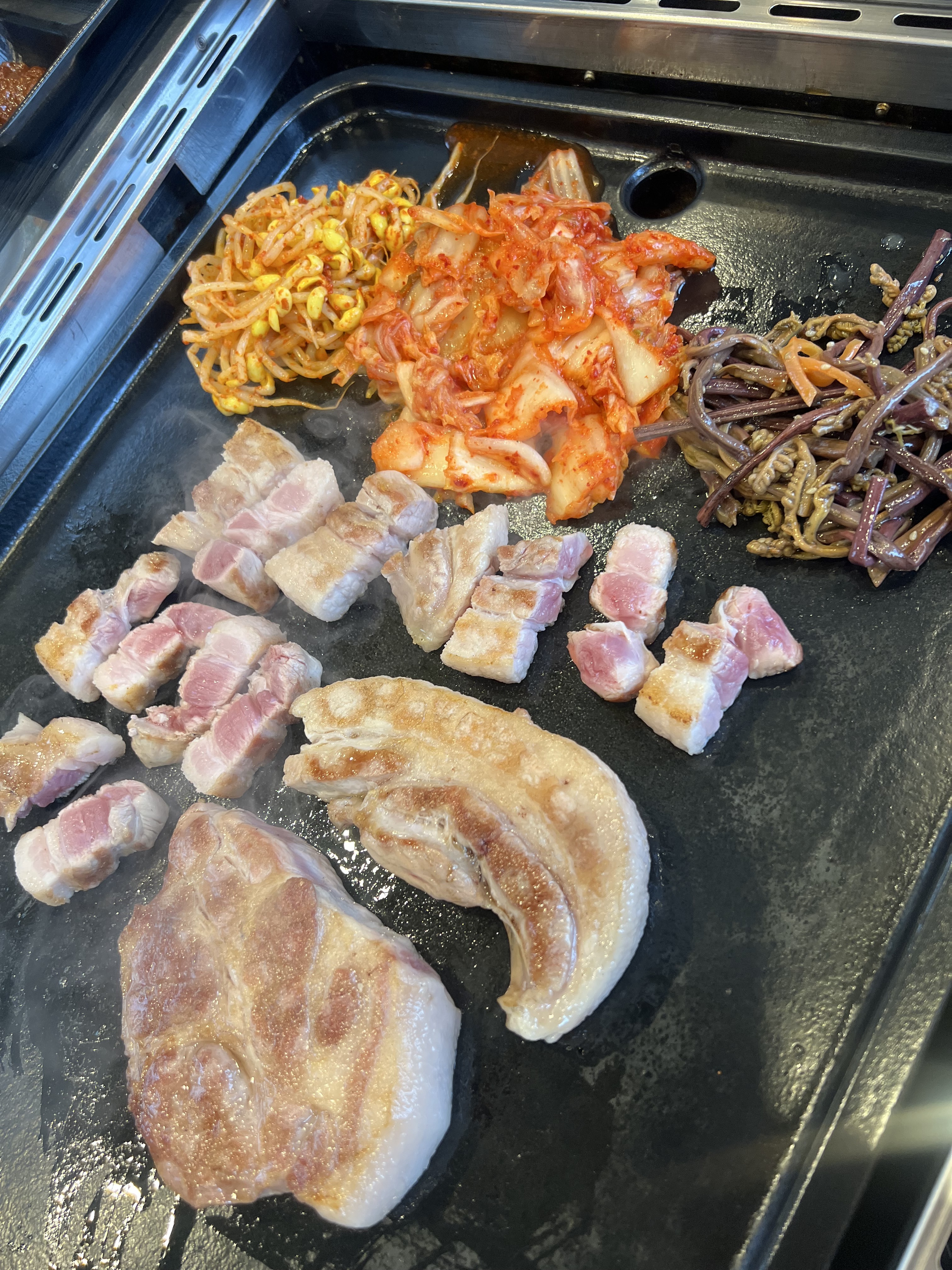 놀러와서 숙소 근처라 그냥 왔는데 매우 만족합니다 반찬이 다 맛있고 고기도 맛있어요, 친절