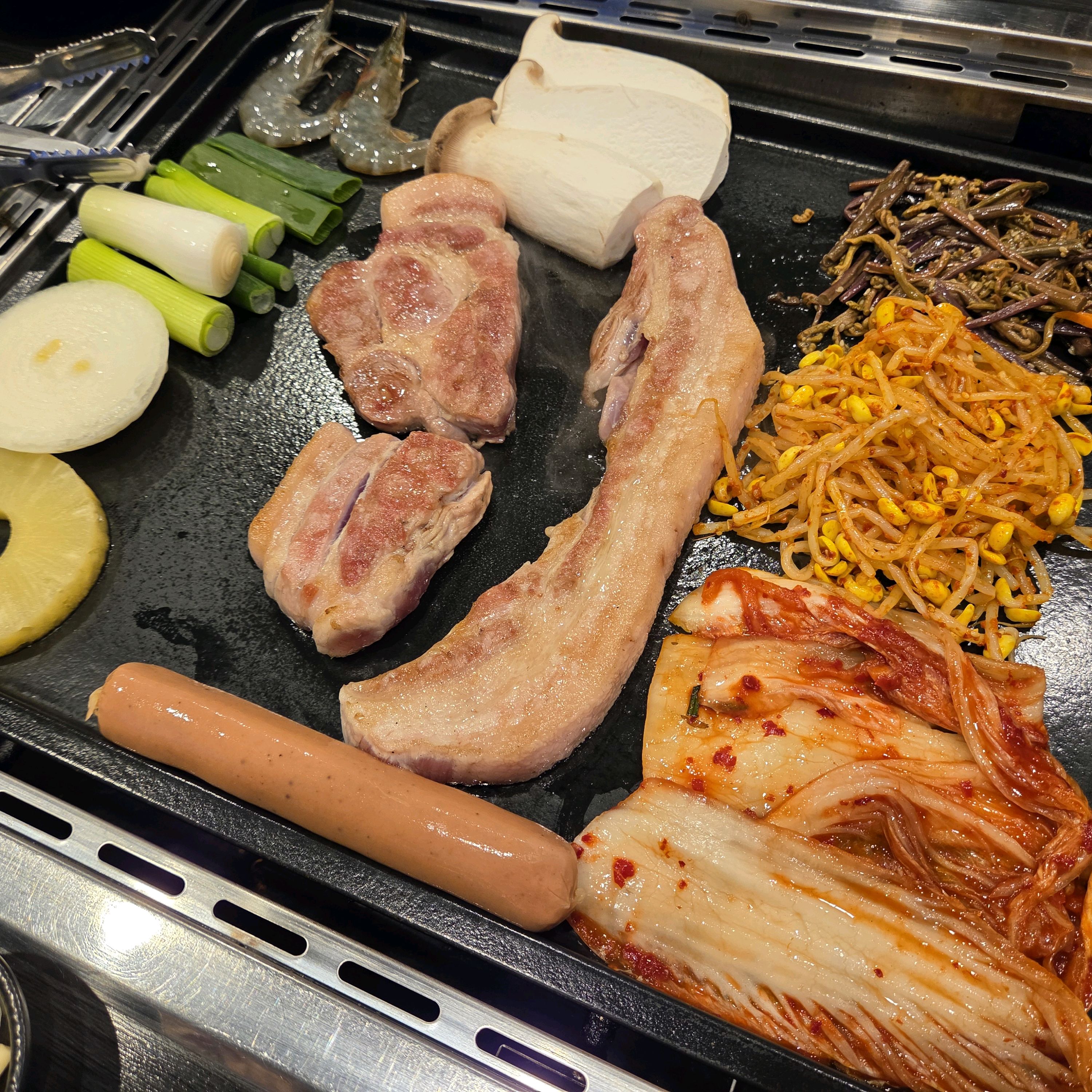 강릉 여행 두번째인데 재방문입니다!!ㅎㅎ초벌고기라 빨리 익어서 넘 좋고 왕맛있습니다.. 반