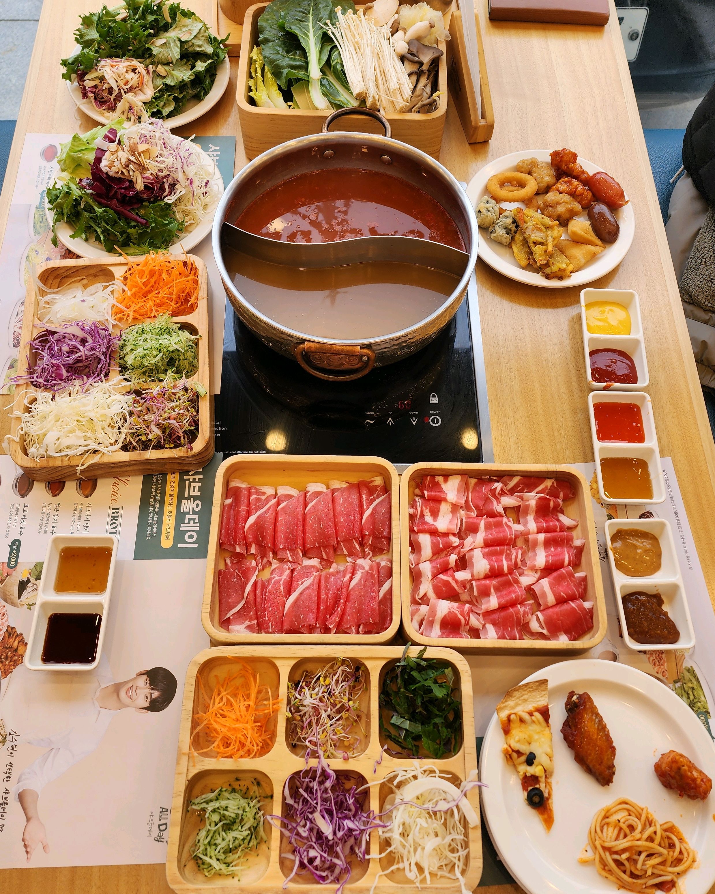 매장의 홀이 넓고 깨끗해서 식사하는데 쾌적합니다. - 군산 수송동 맛집 샤브올데이 군산점