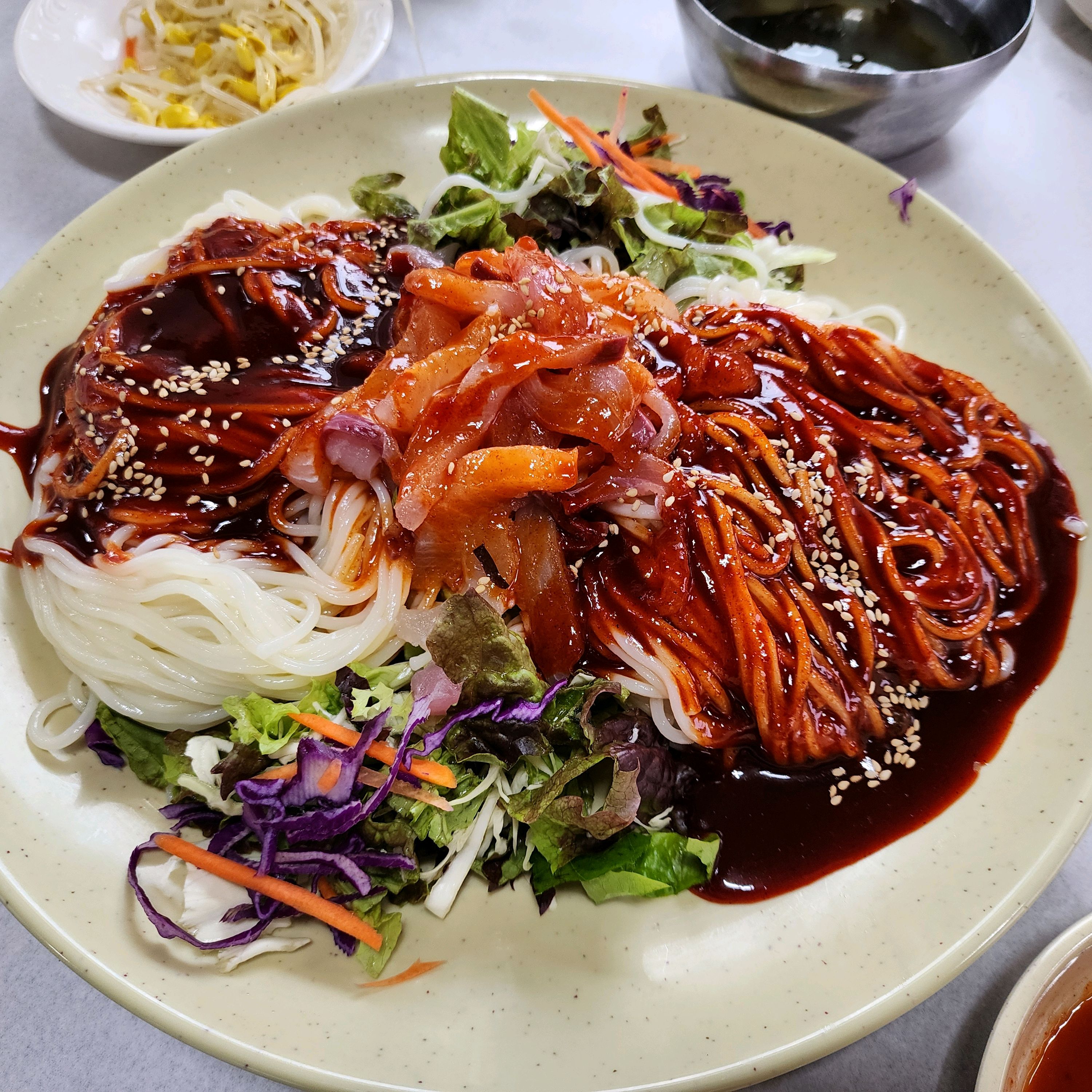 제주올때면 회국수먹으러 한번씩 들리는데 맛있어요~가격은 조금씩 오르지만 일반비빔국수보다 좀