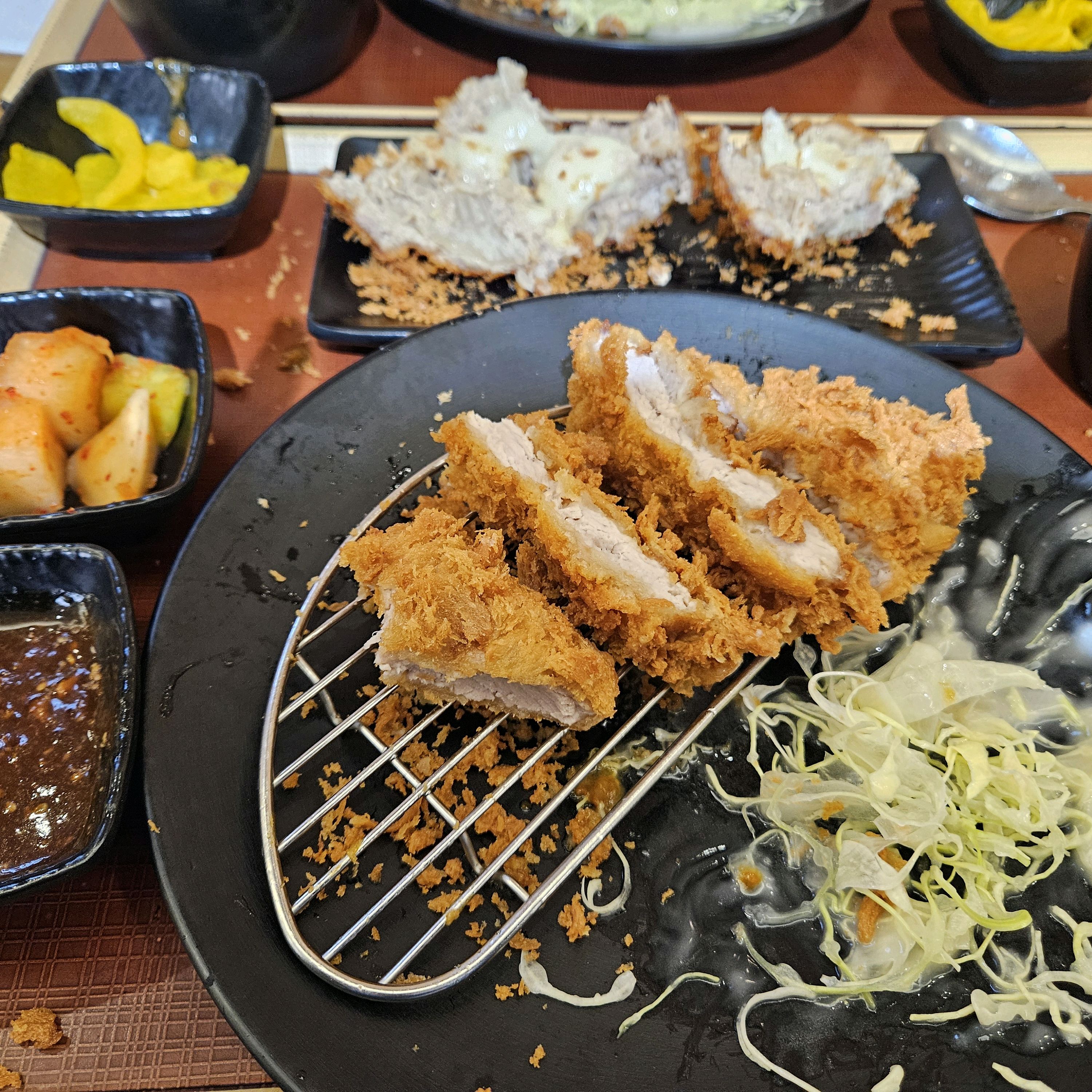 오전 8시 54분 연돈 도착하여 대기번호 뽑기 위해 10시까지 줄을 서서 기다리고 10시 