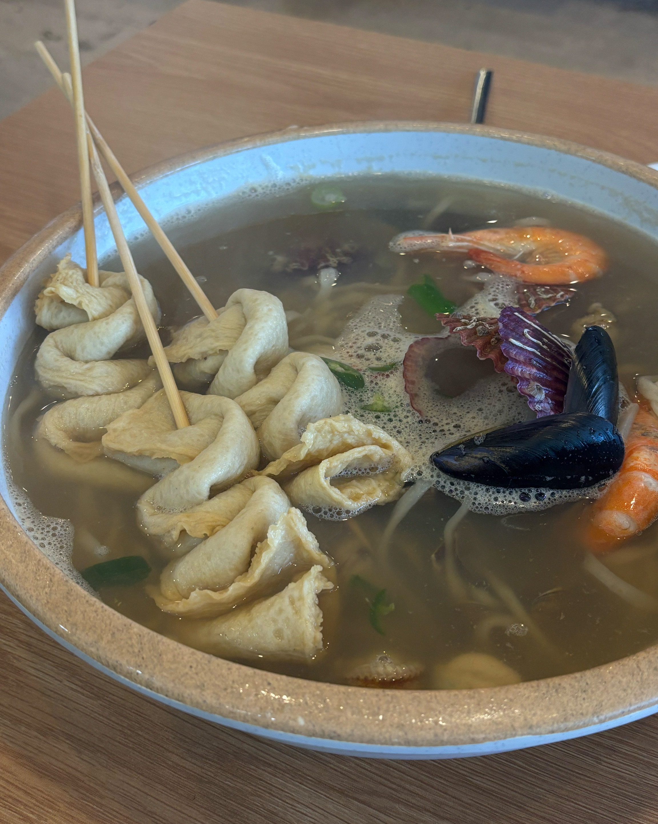 면도 시판 면인데 가격도 저렴하지 않아요 - 인천 맛집 97도씨해물칼국수 영종도본점