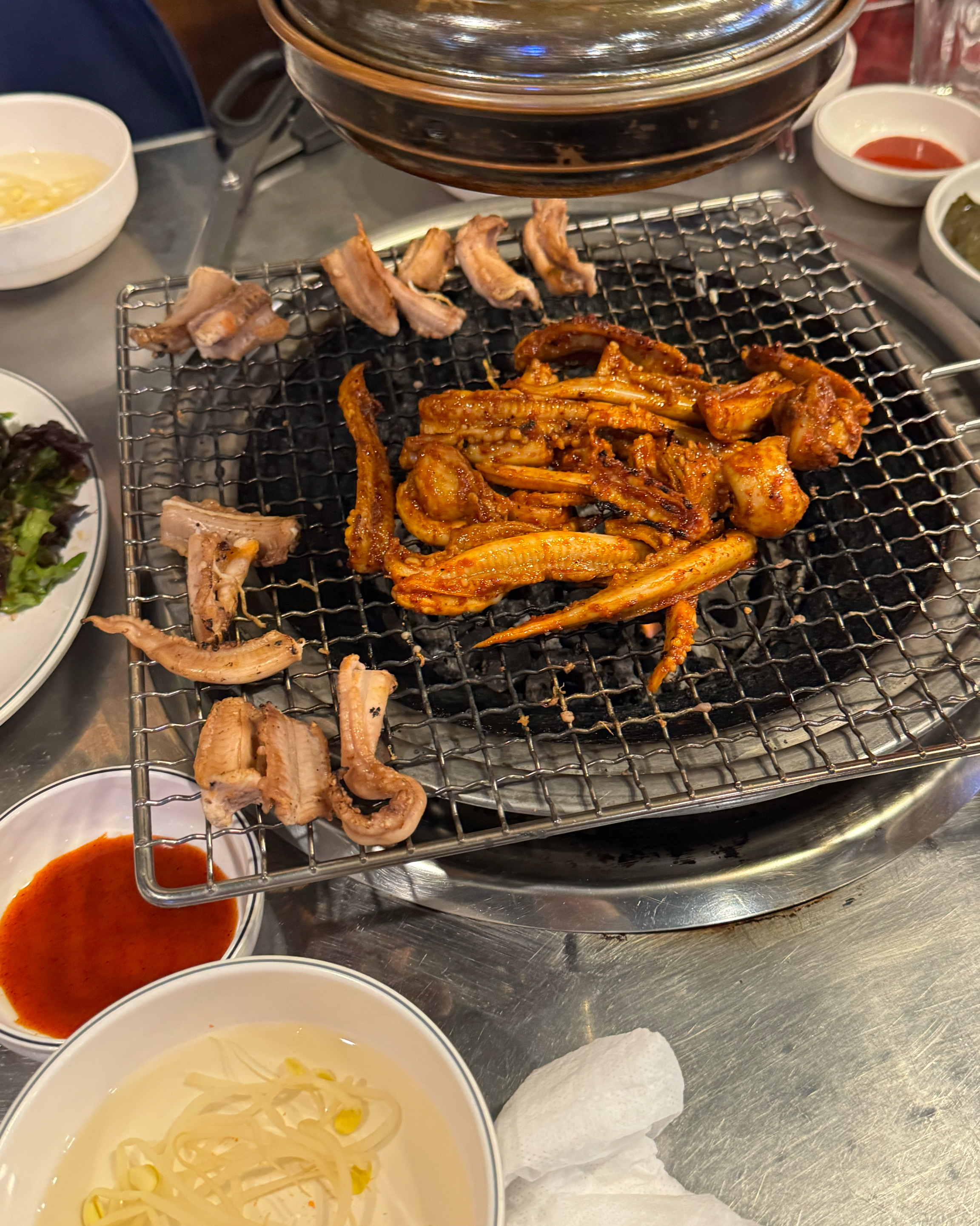 사장님도 너무 친절하셧고 숯불에 구워주는 꼼장어 파는곳 많이 없는데 밑반찬부터 양념 소금