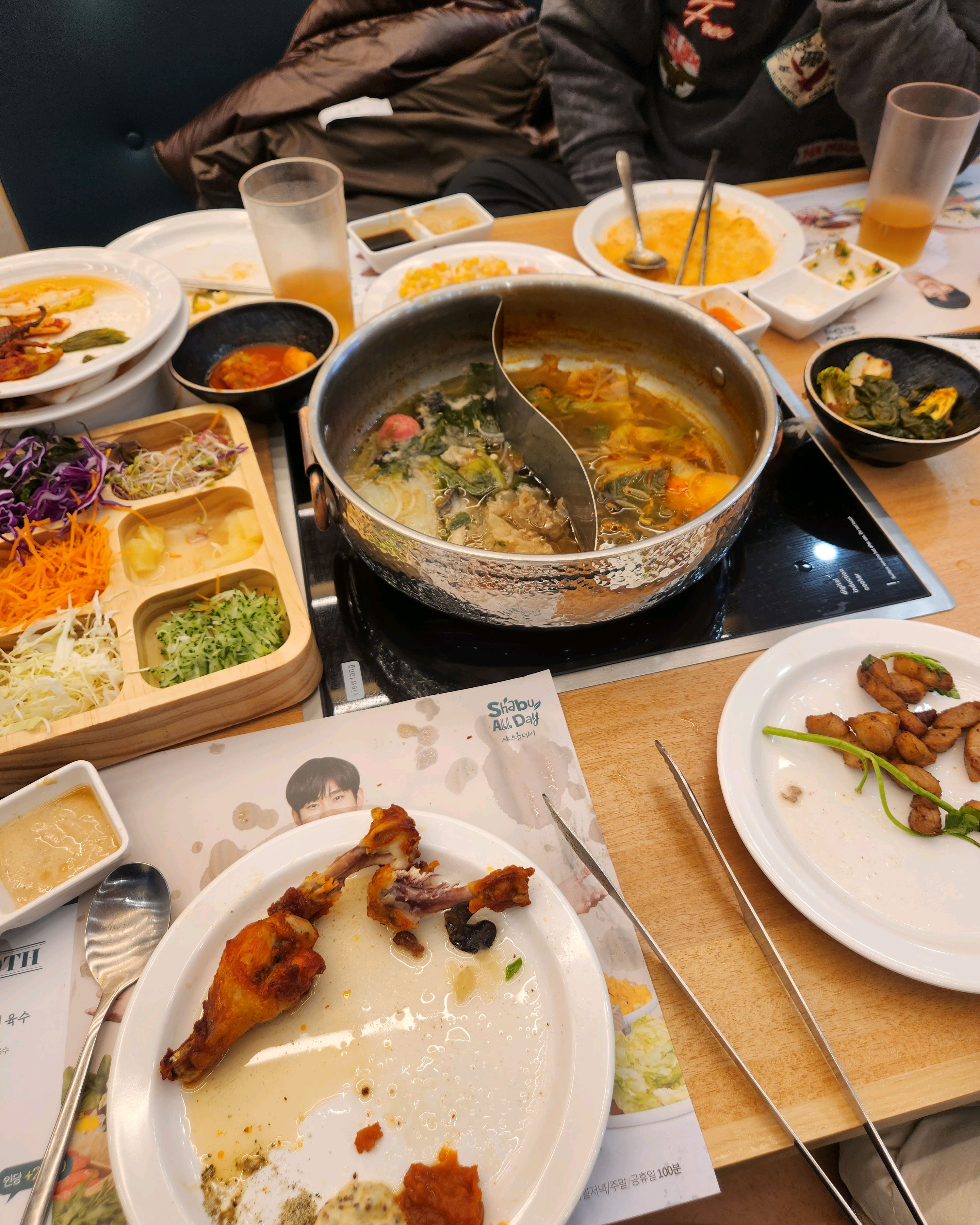 먹느라고 정신없이 찍었네요,,, 다른지점에 비해 신선하고 삼겹살메뉴가 정말 인상적이었습니다