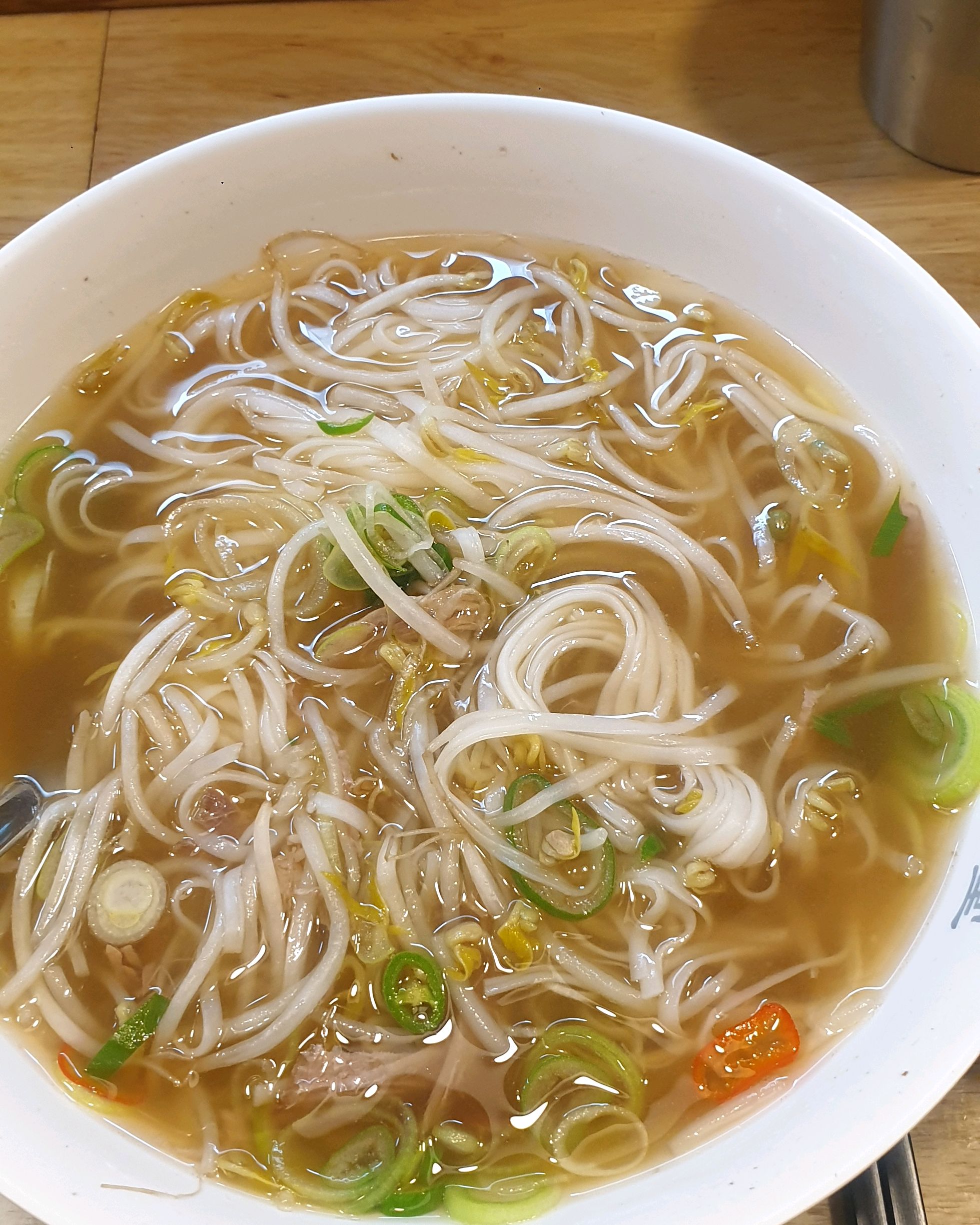 부모님 모시고 비오는 3.1.절 뜨끈한 국물의 넘버원 쌀국수로 저녁식사 했네요~~ 너무 깔