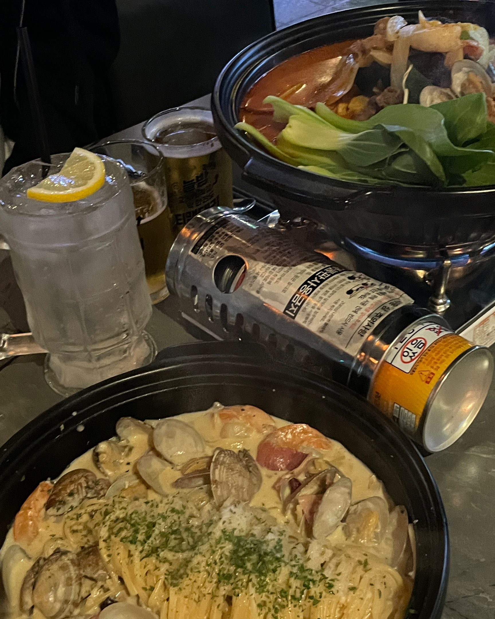 술집 분위기도 너무 좋고 안주도 너무 맛있었어요!! 크림파스타가 진짜진짜 하나도 안느끼하고