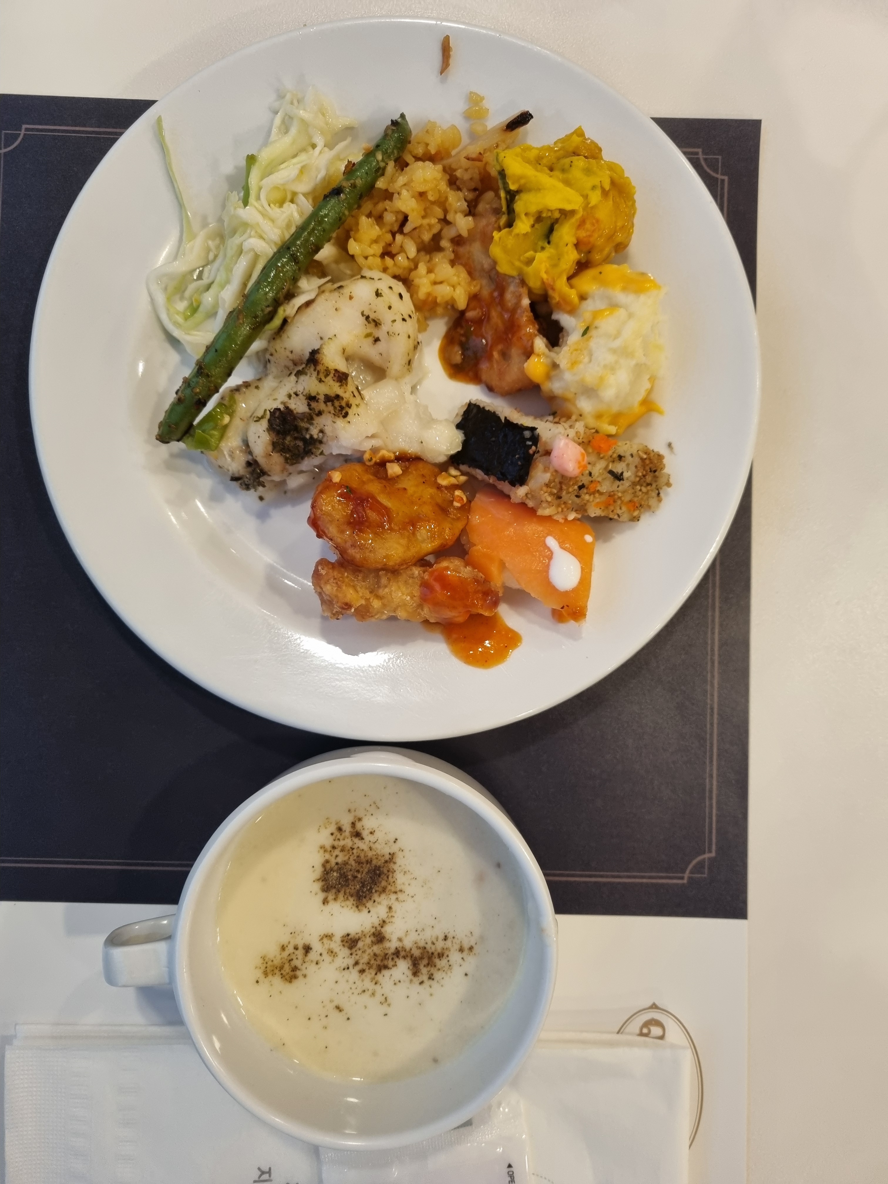 가성비는 좋은데 뭔가 맛이 예전보다 좀 떨어진 느낌...? 딸기는 알이 너무 작고 달콤한맛