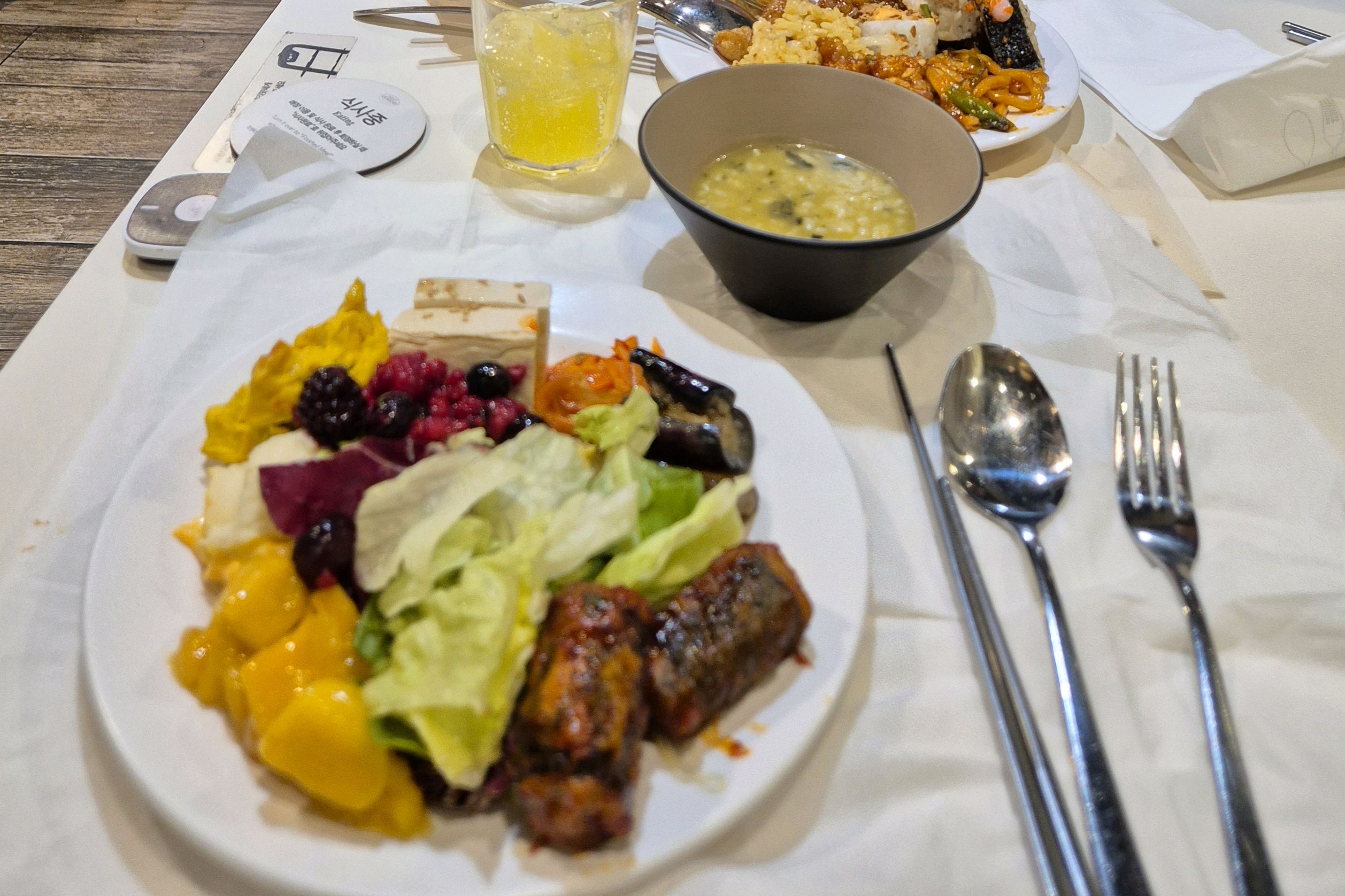 개학전 점심. 먹으러왔는데 음식종류는 산본보다 좀 많은듯 - 고잔역 맛집 애슐리퀸즈 NC 안산고잔점