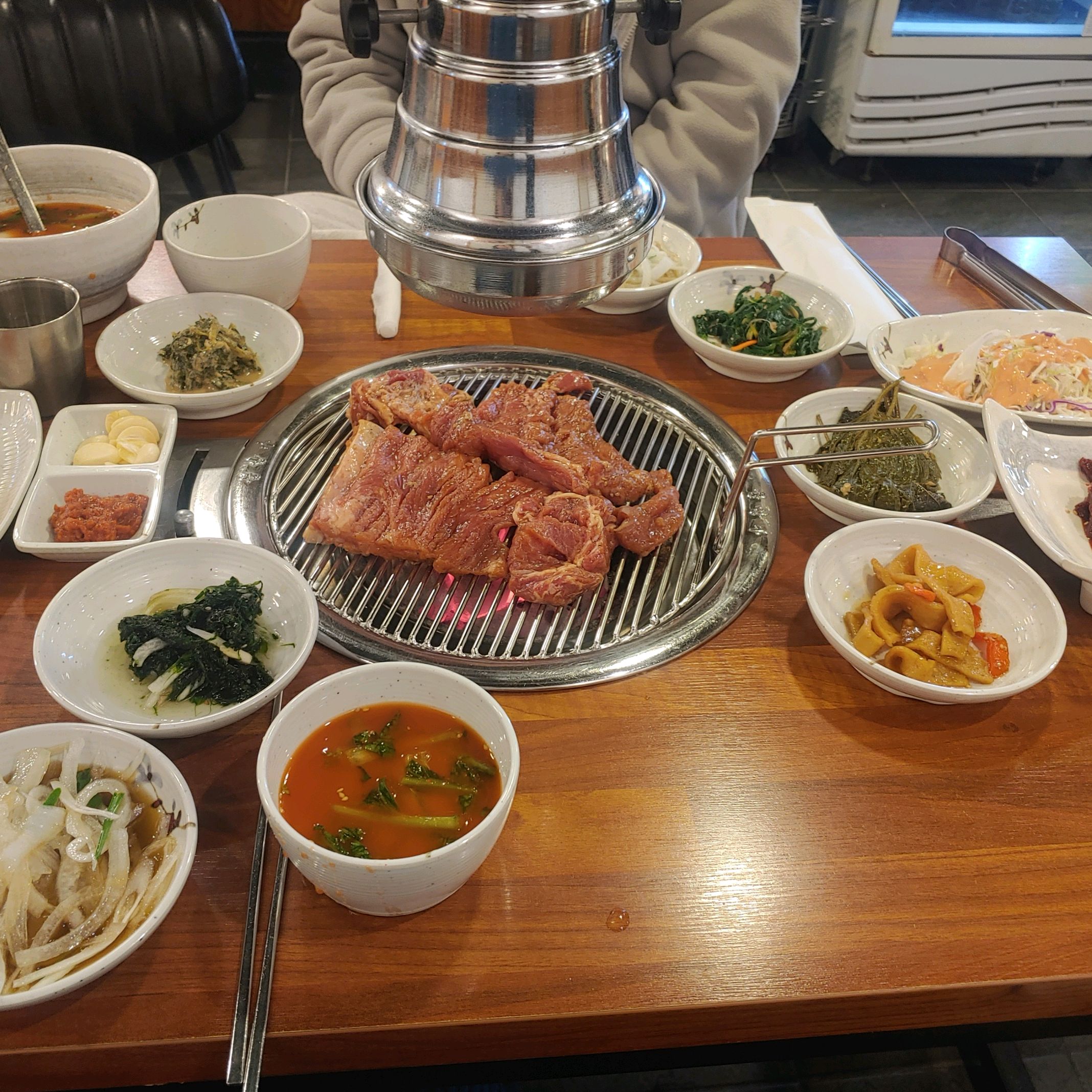 고기랑 반찬들 다 맛있고 정말 엄마 김치보다 맛있어요ㅎ - 천호동 맛집 1등돼지숯불갈비
