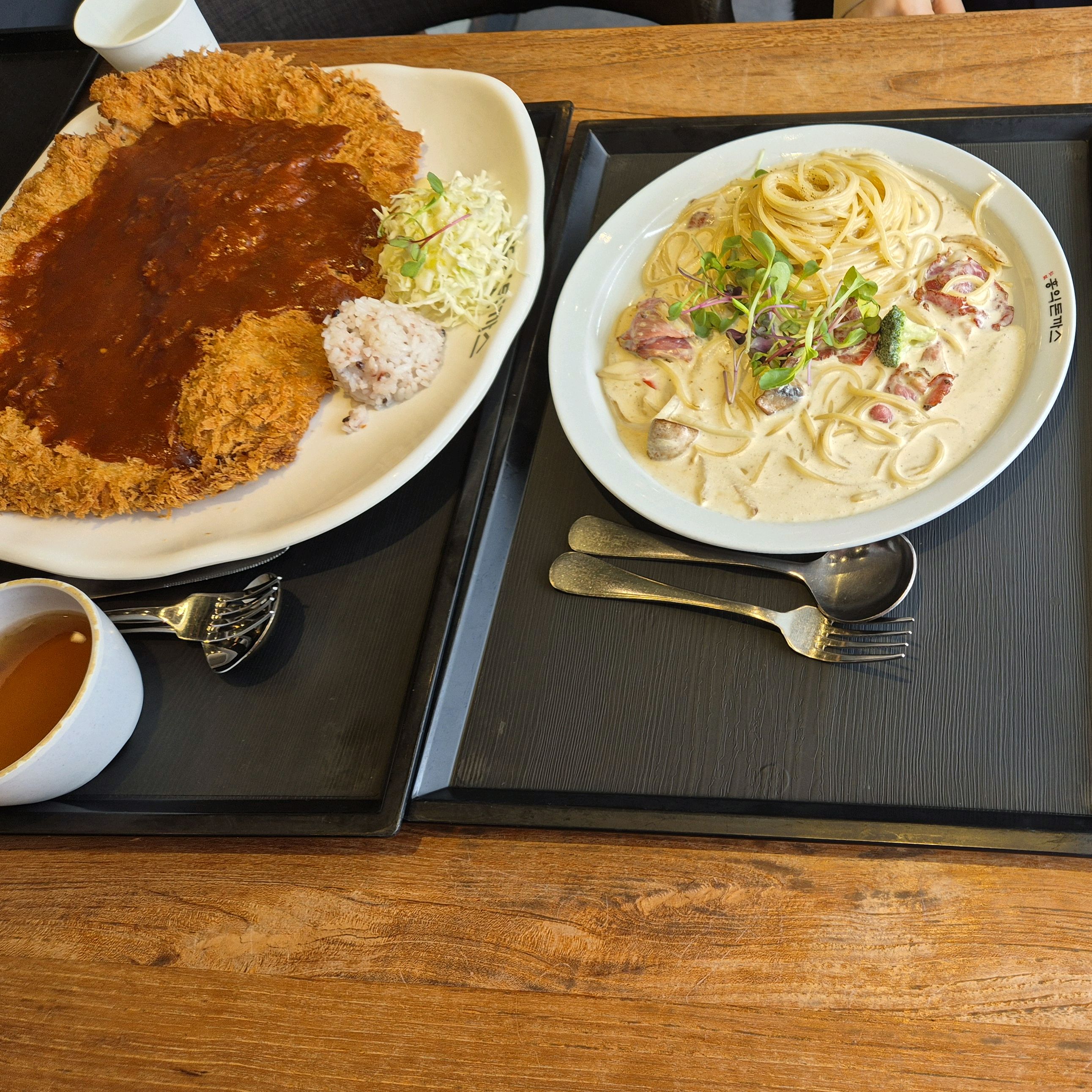 양도 엄청 많고 너무 맛있어요ㅎㅎ 돈까스 요새 이렇게 큰 돈까스 많이 없던데 배터지게 먹었