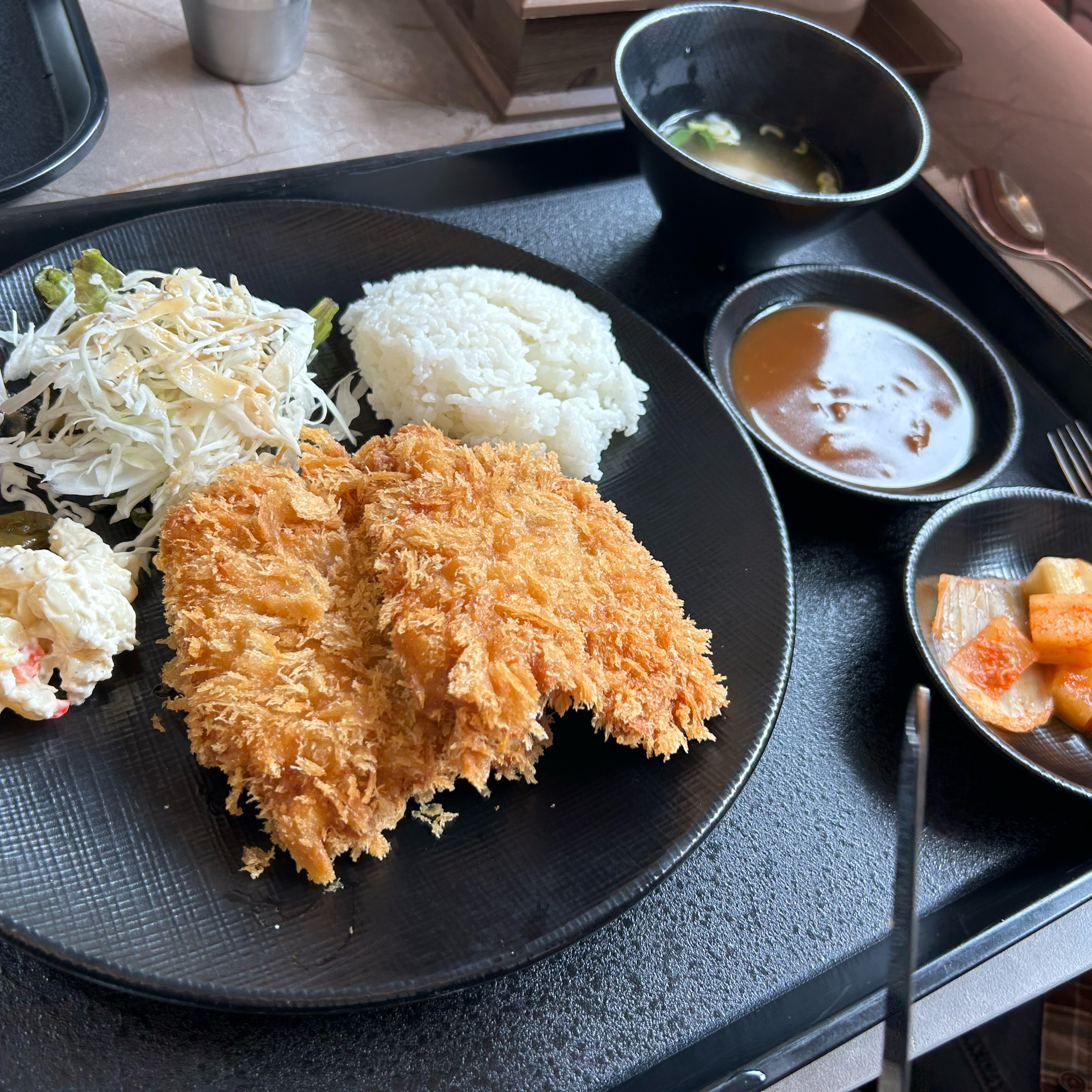 면이 정말 탱글탱글~ 쯔유도 너무 맛있는 모밀집이에요. 오래전 암사시장 입구 맞은편에서 영