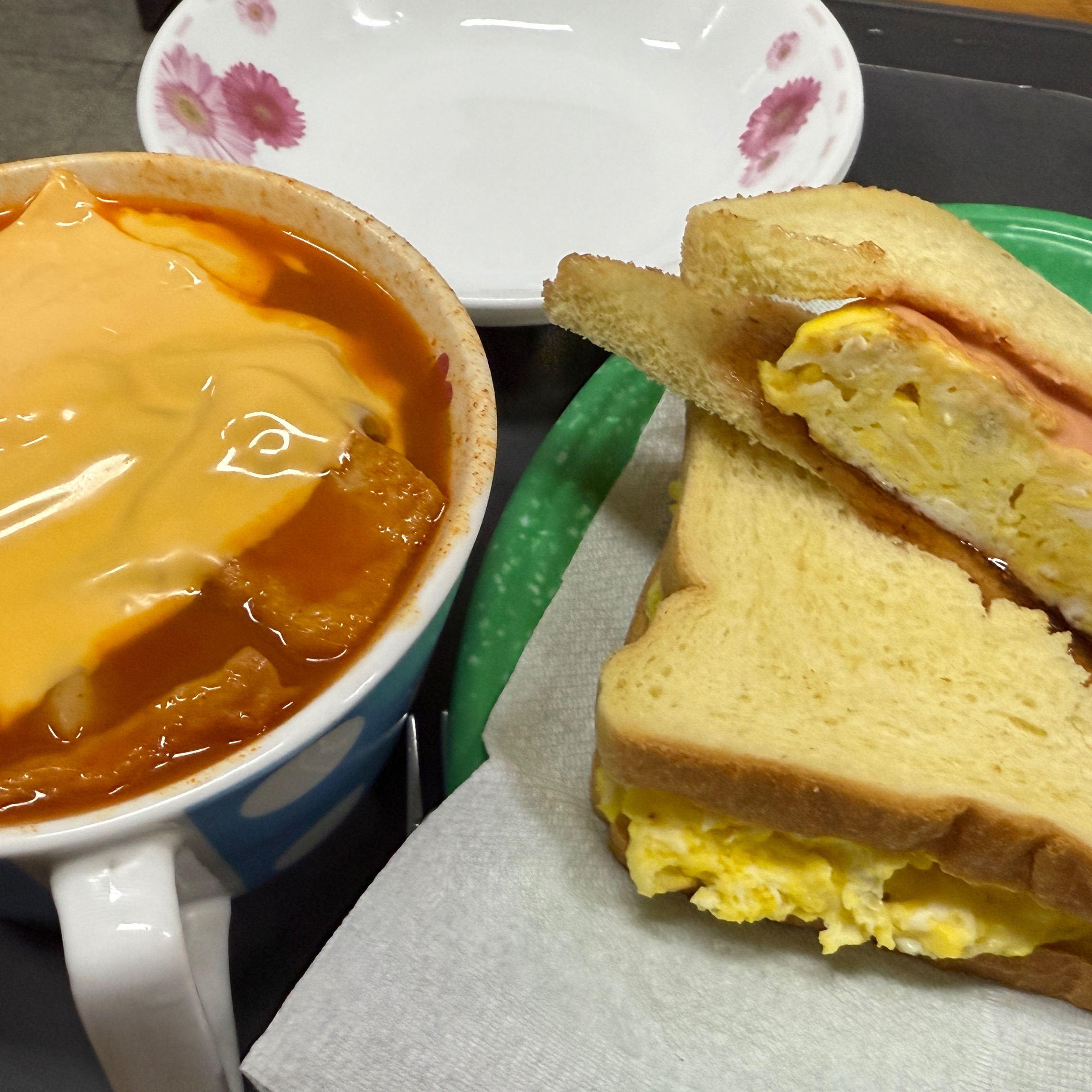 국물 한 입 먹어보자마자 첫방문이지만 추억의 맛이었어요. 먹고 자랐으면 언제나 생각나서 먹