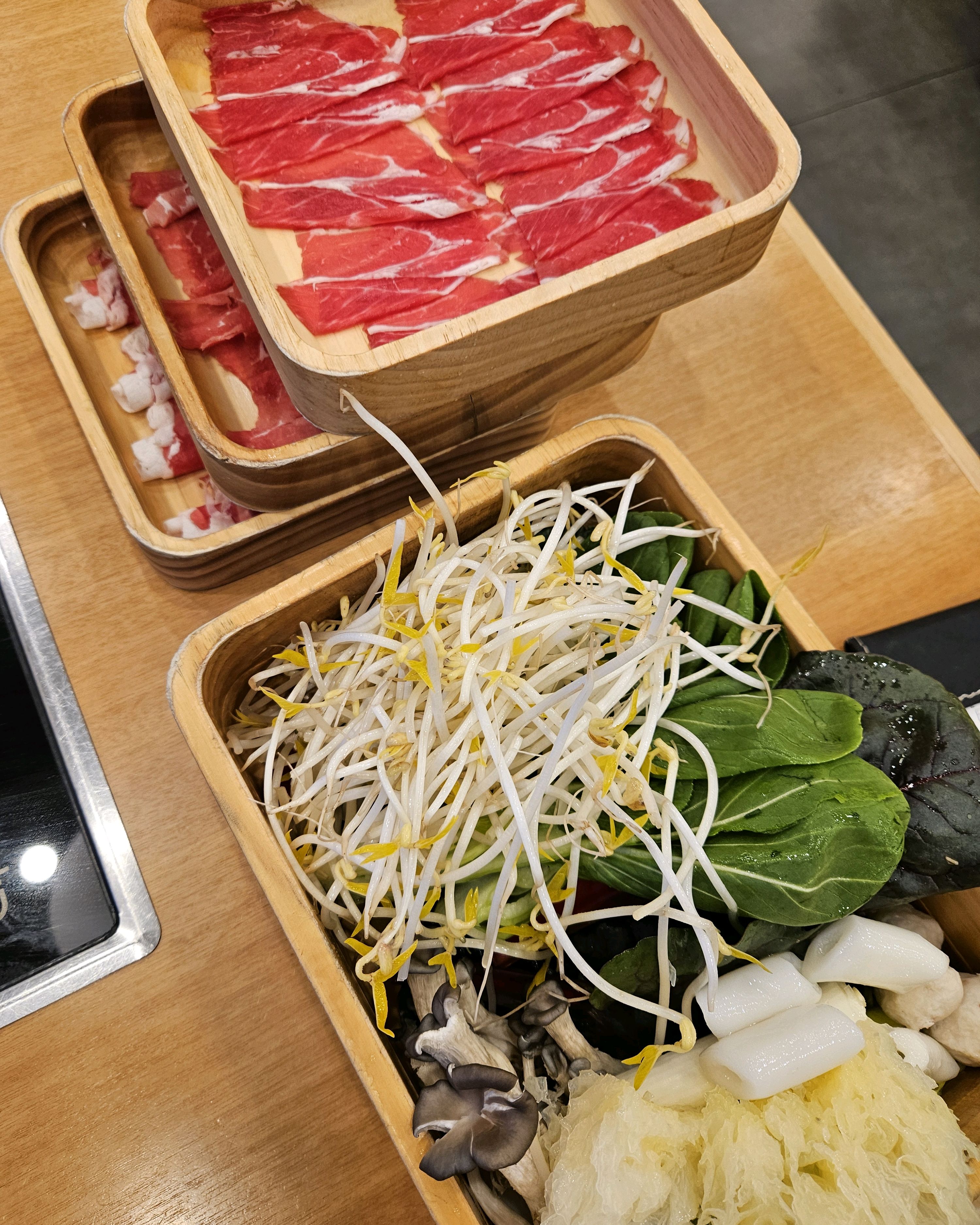 고기 무제한에 먹거리 다양한데 사람 많고 정신 없어서 아쉬워요 - 울산 삼산 맛집 샤브올데이 울산삼산점