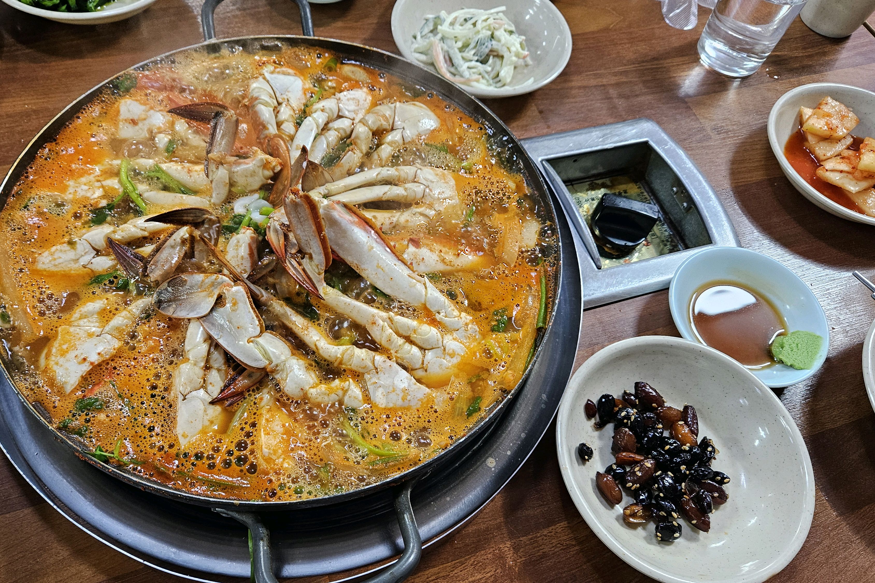 꽃게탕 사장님이 발라주셔서 - 천호동 맛집 이모네아구탕찜