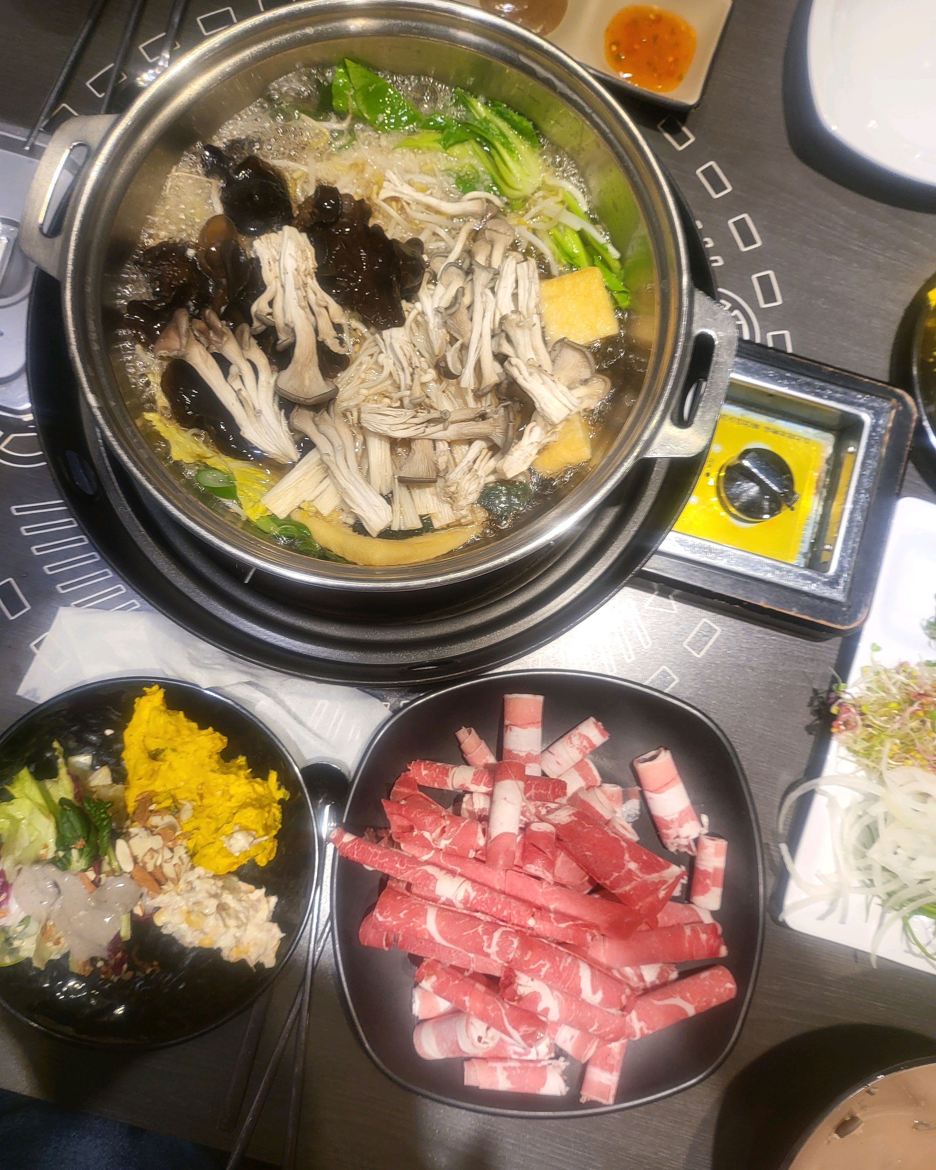 단호박 샐러드도 맛잇고 야채를 맘컷먹어서 조아요..음식을 안남기면 추가고기1인분 쿠폰도