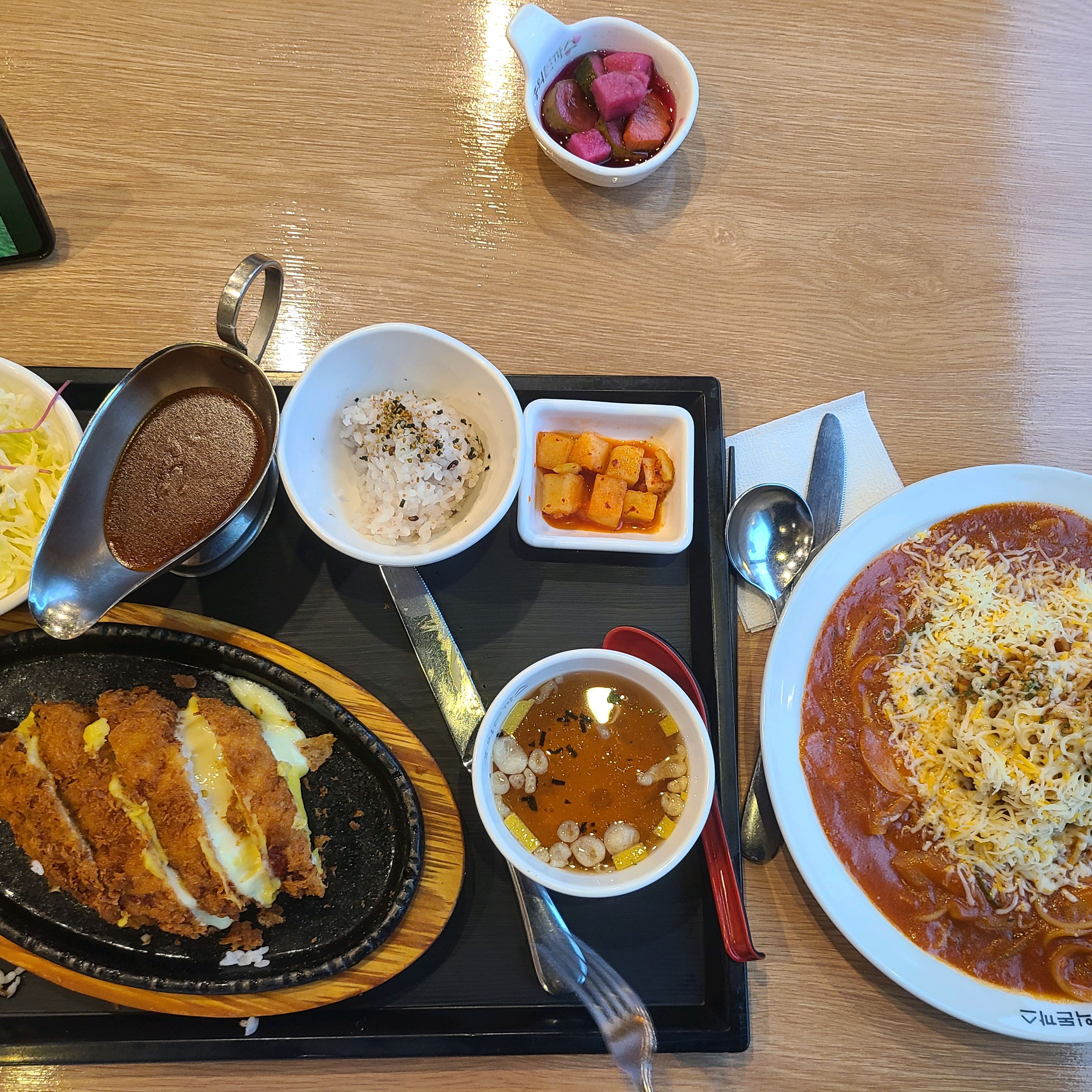 오랜만에 아이가 돈가스 먹고싶다고해서 방문했는데 우와! 맛있네용~♡ - 인천 송도 맛집 홍익돈까스 송도점