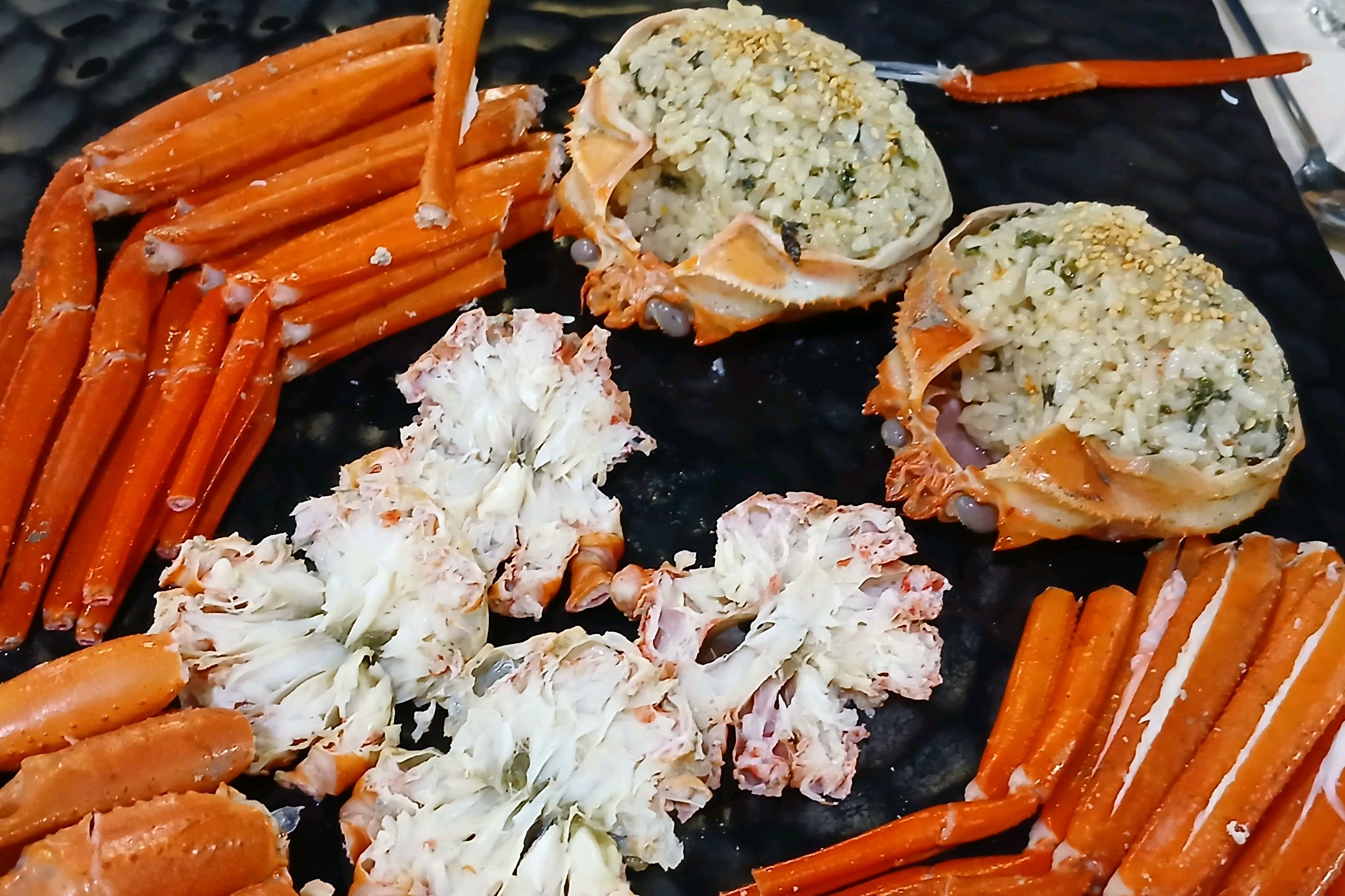 홍게 2인세트 맛나게 먹고 있어요 - 아바이마을 맛집 속초홍게무한리필홍게랑