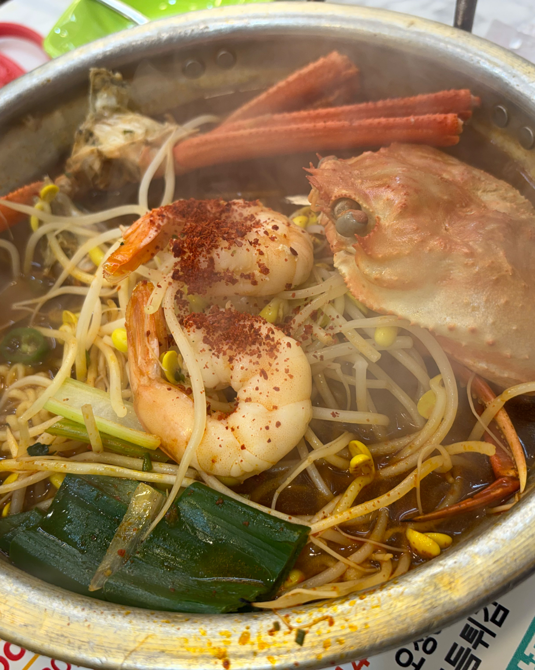 속초시장 갈 때마다 가는 분식점입니다. 감자전, 모듬튀김, 오징어순대, 홍게라면 먹었습니다