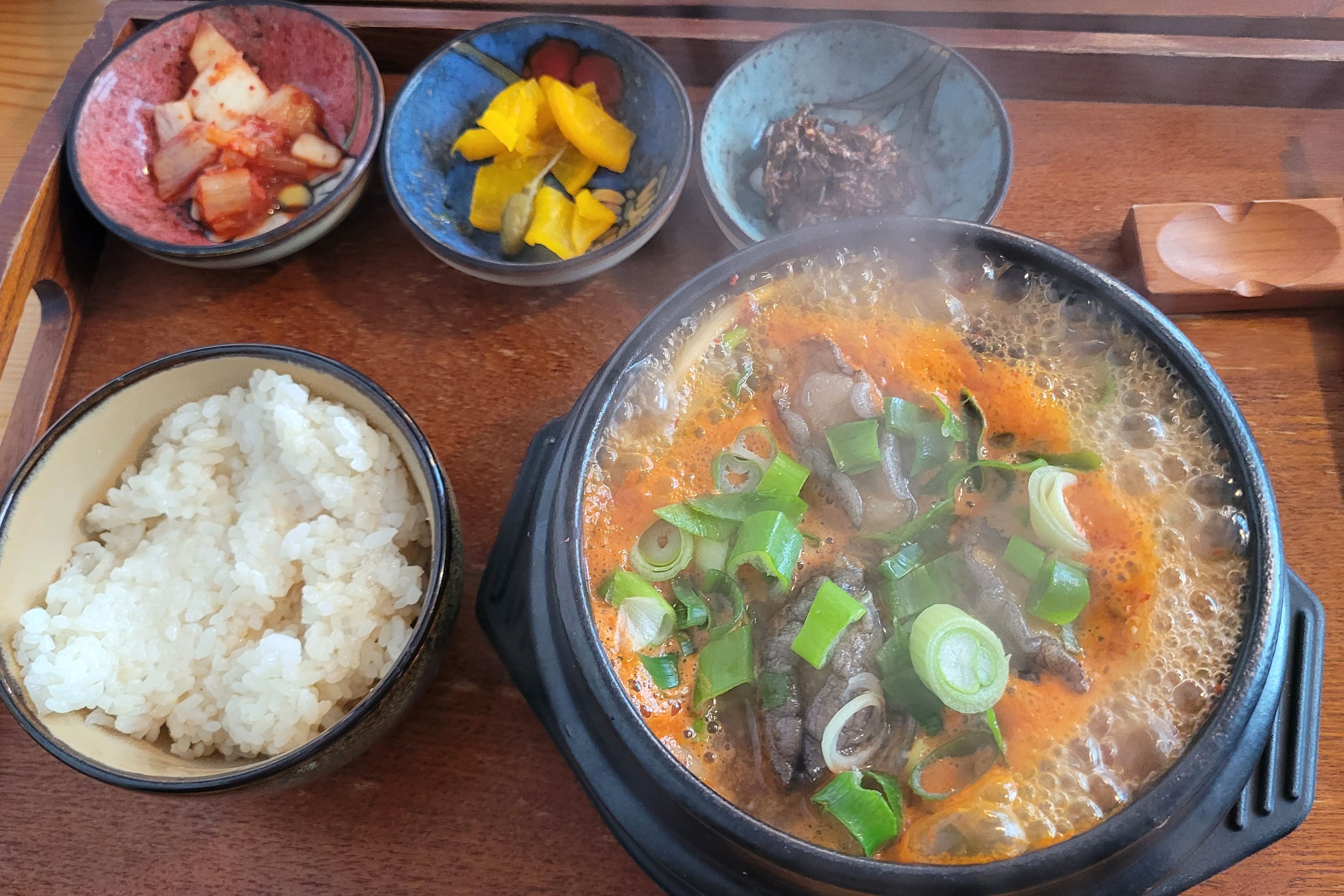 전복뚝배기는 국물맛이 된장베이스라서 시원하고 좋고 - 제주 맛집 바당길 서귀포점