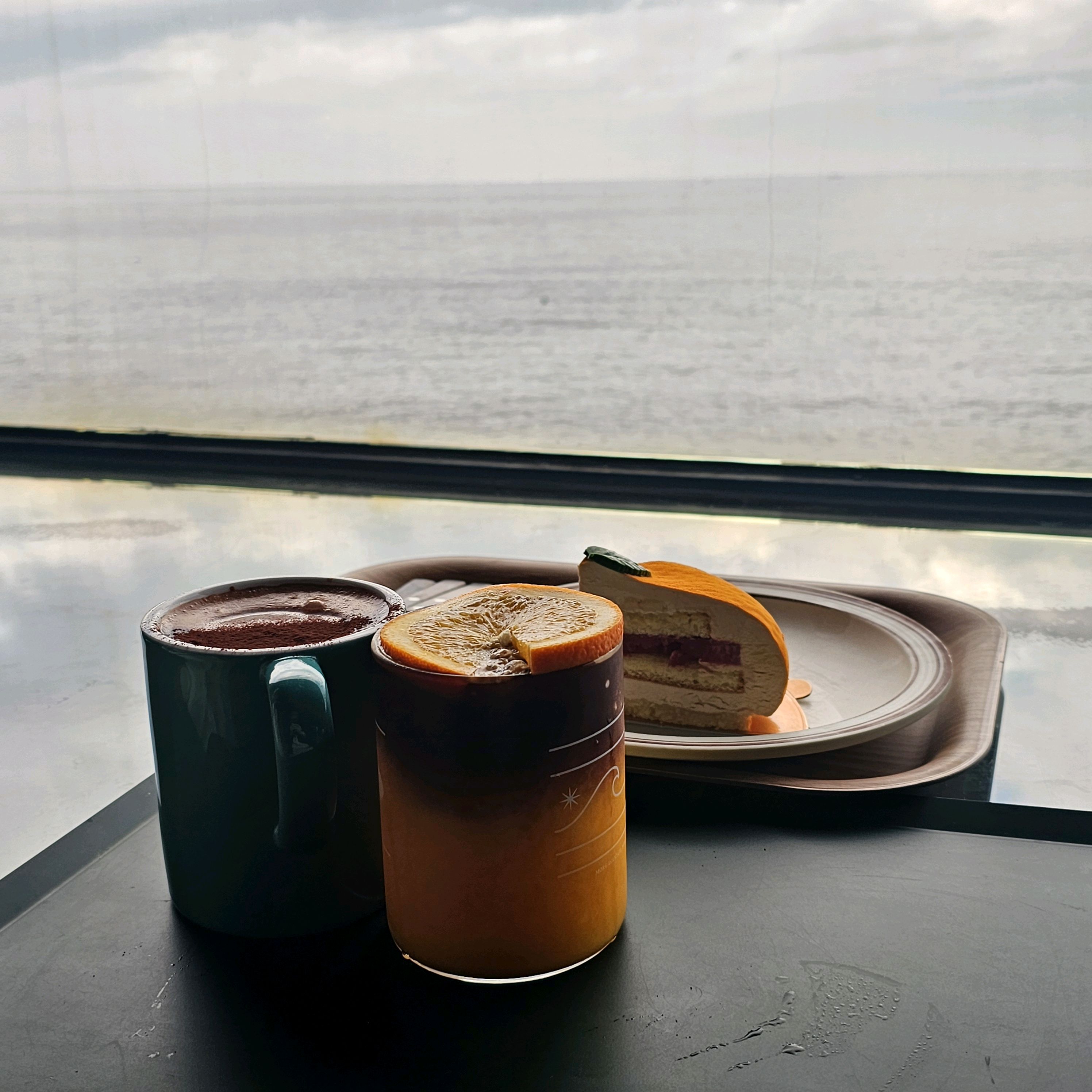 감귤아메리카노 먹다보니 괜찮더라고요 케이크도 먹을만 했어요. 비행기 사진 찍기 좋아요. 1