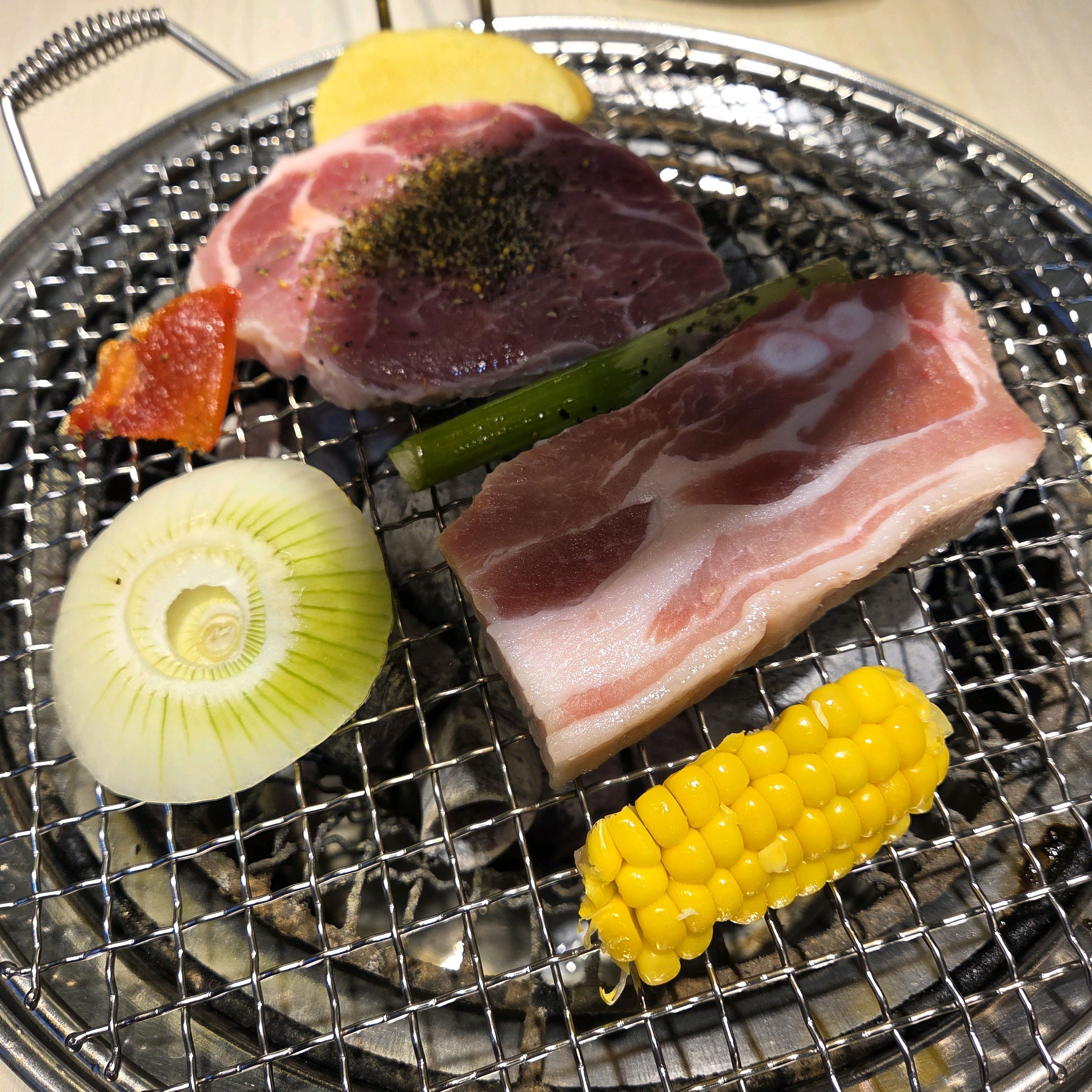 고기 질도 좋고 무한리필, 거기에 음료, 밥등 셀프바가 무료여서 너무 좋아요. 여 사장님이