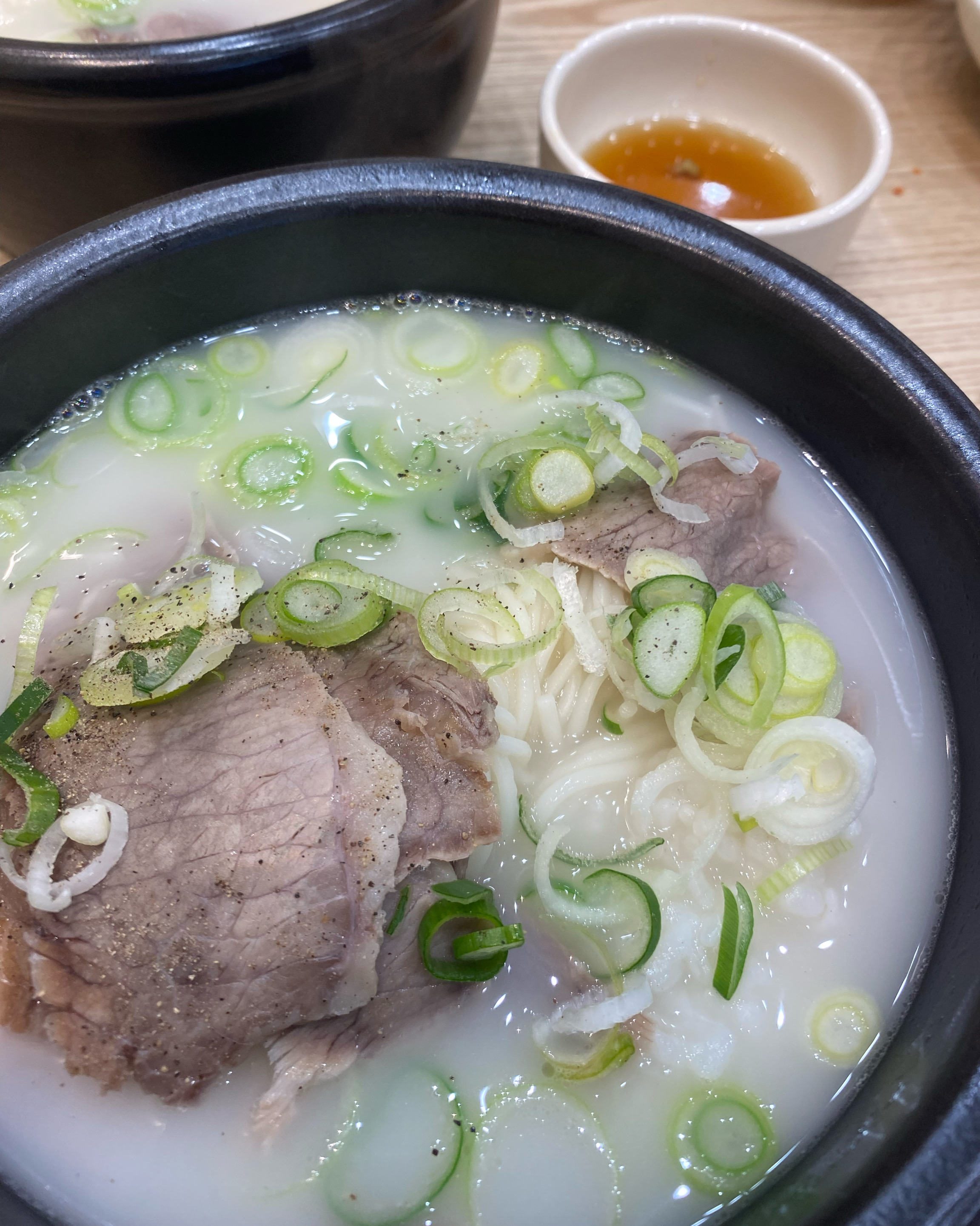 날씨가 흐려서 따뜻한 국물 먹으러왔는데 아이와 남편 세식구 배부르게 먹고 갑니다.매장이 깨