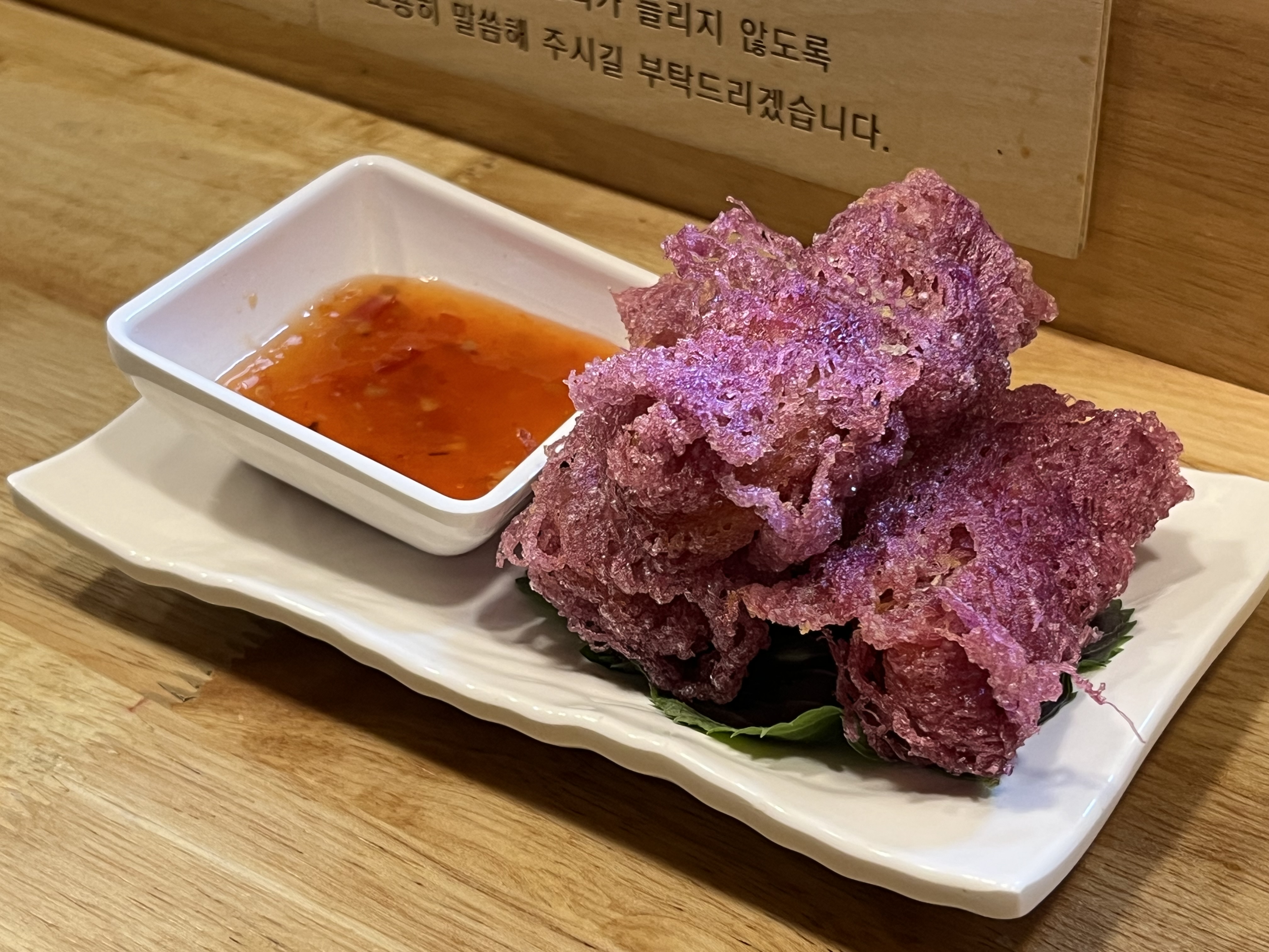 매장 들어가자마자 깔끔한 주방이 보이고 조용하고 편안한 분위기가 너무 좋았어요. 음식도 금