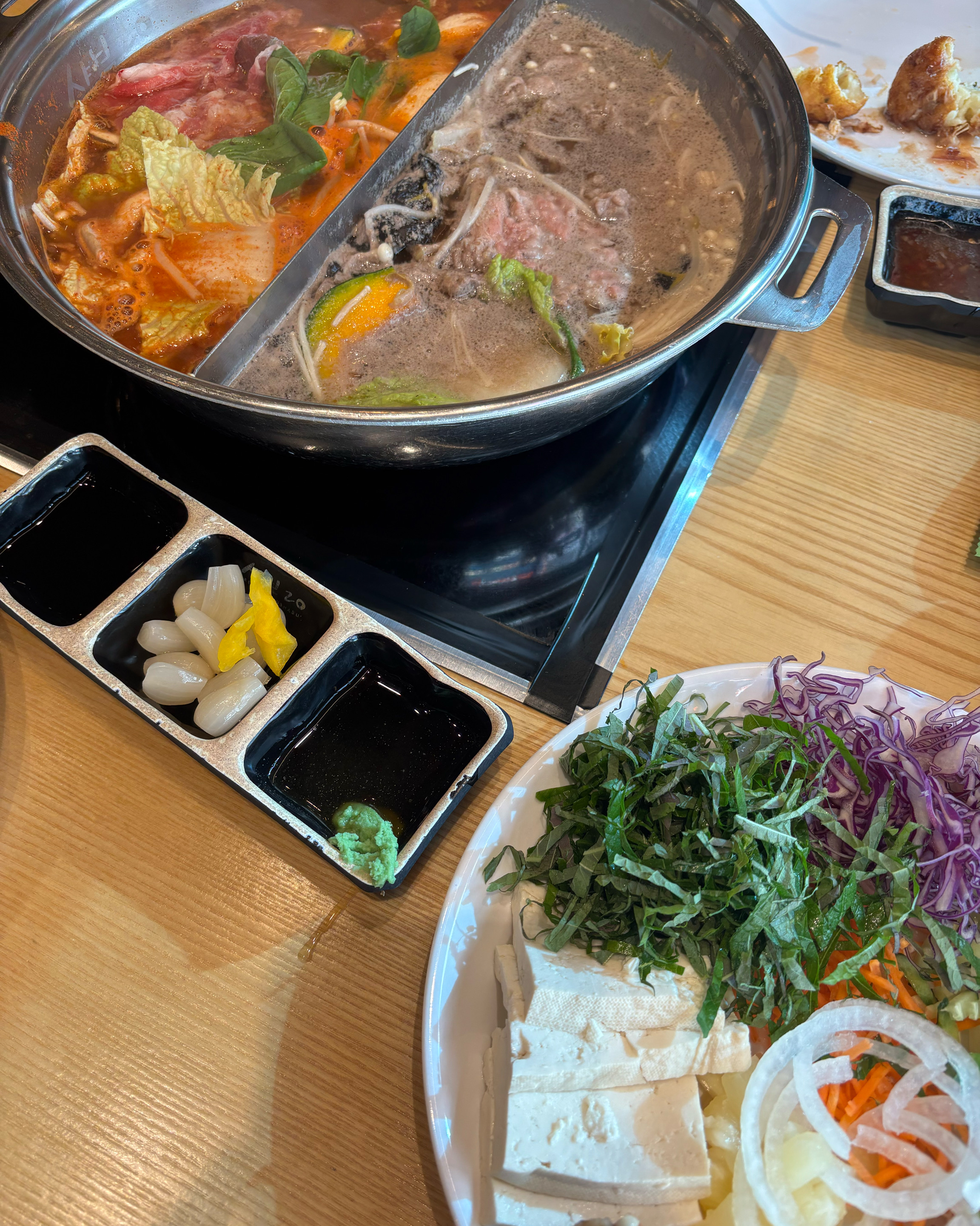 여기 진짜 직원들 친절해요 저랑 친구는 고기만 먹어서 돈 안아깝고 치킨이며 다 맛잌ㅅ어요
