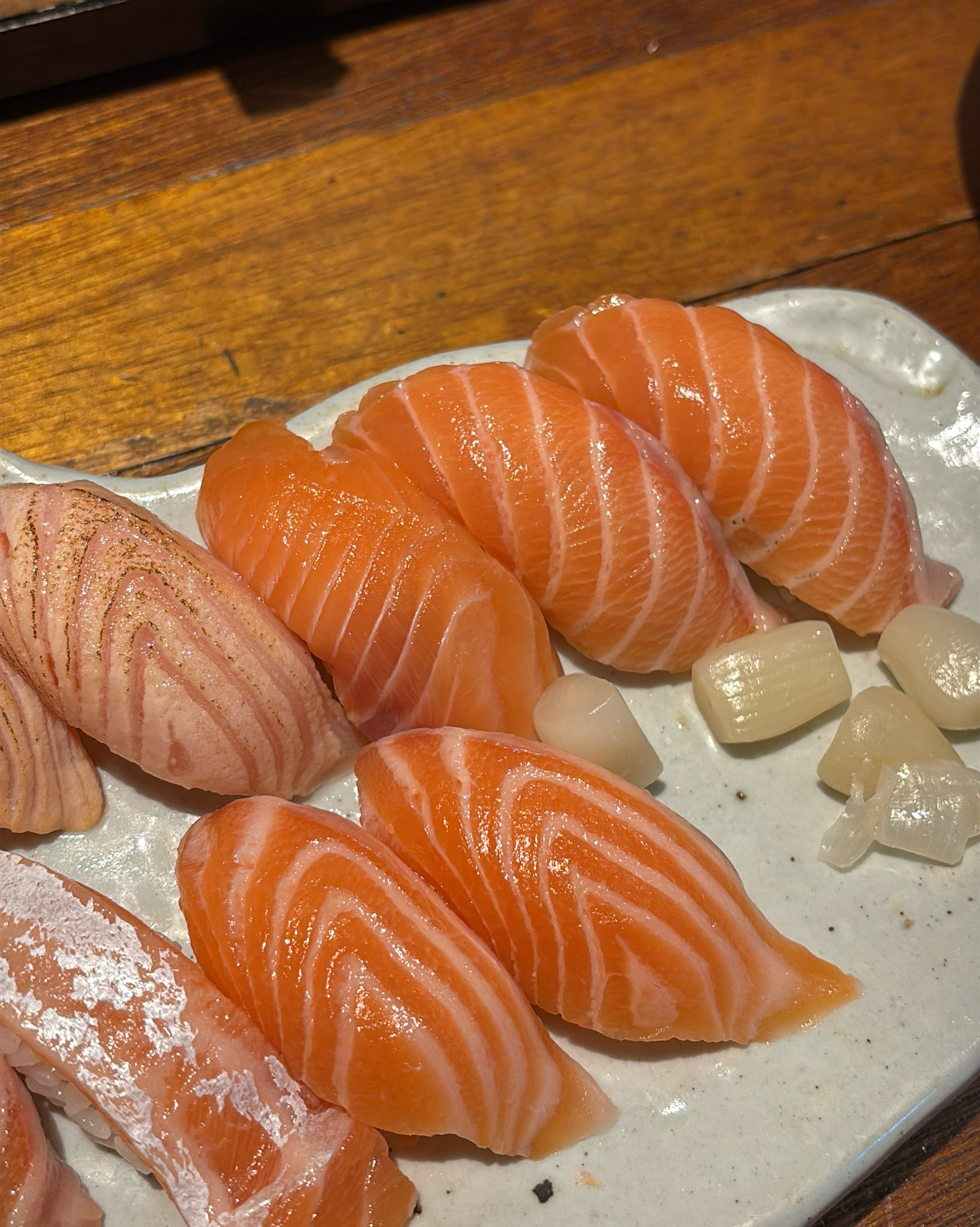 와,, 연어가진짜맛있네요! 구운연어 갯수도 정할수있고 우동도 서비스라 면발 별로겠지했는데