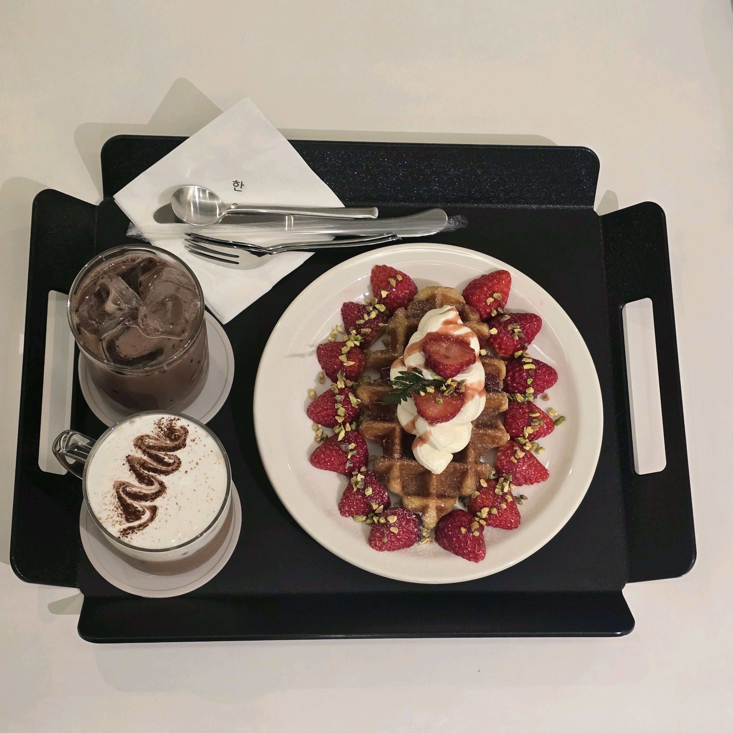 딸기 크로플 새콤달콤해서 맛있어요 - 불당동 맛집 카페 한움 신불당