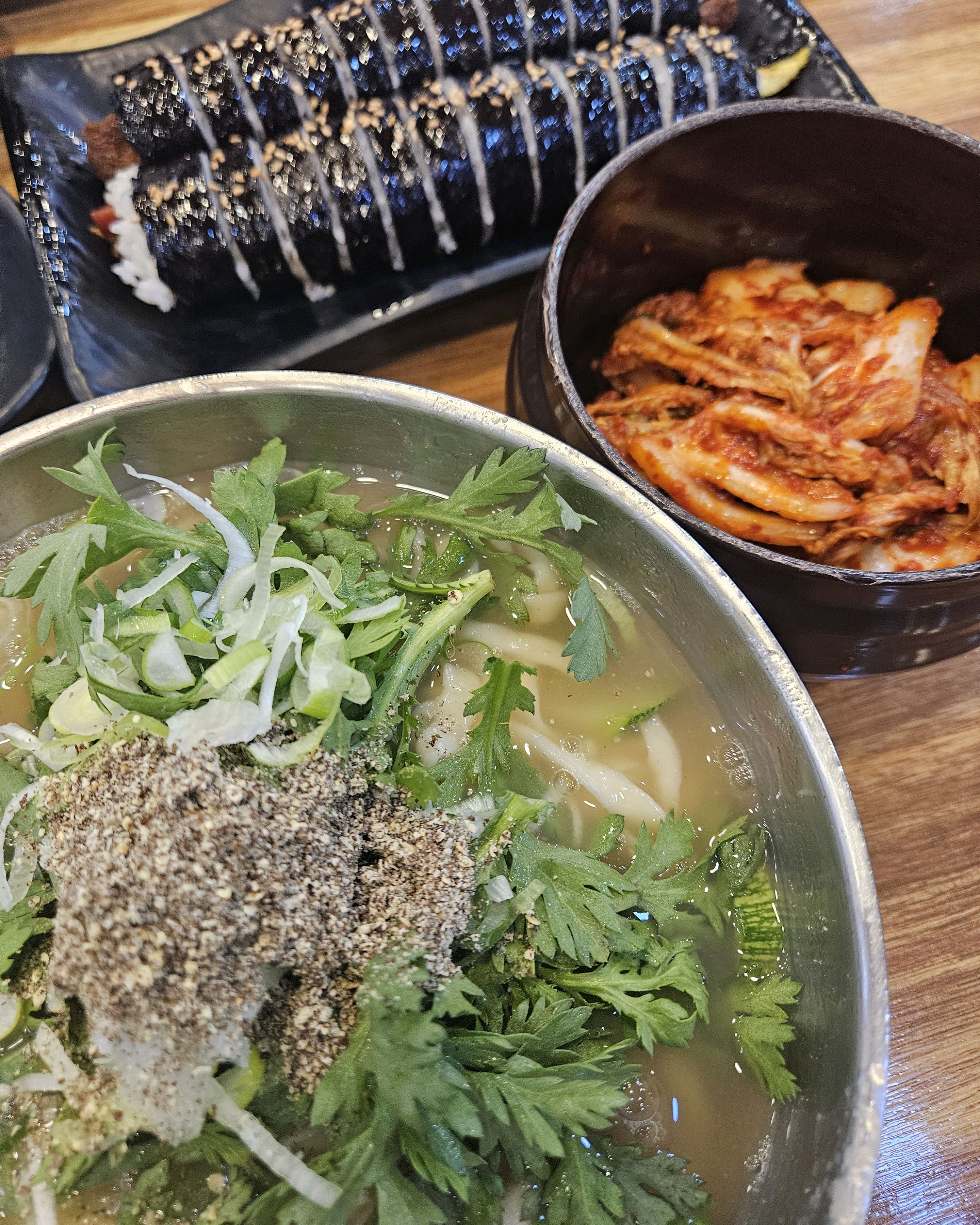 기다리는 사람이 많아서 항상 오픈시간 맞추어 일찍 먹고 옵니다. 김밥이 참 맛있어요~ - 대전 맛집 미소본가스마일칼국수