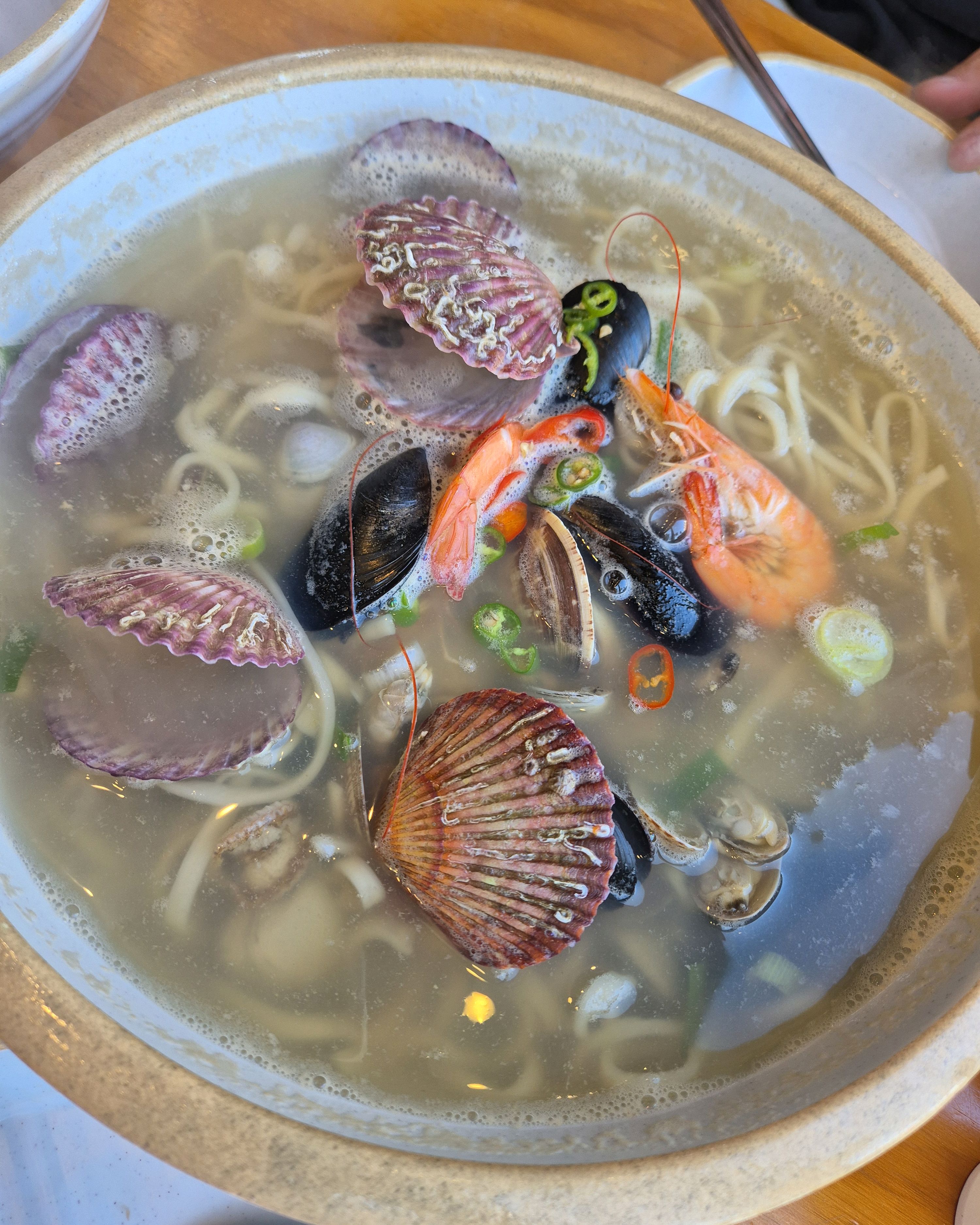 심심한 맛 칼국수예요ㆍ전 심심한 맛을 좋아해서 괜찮앟어요ㆍ다른 테이블은 조개전골을 많이 드