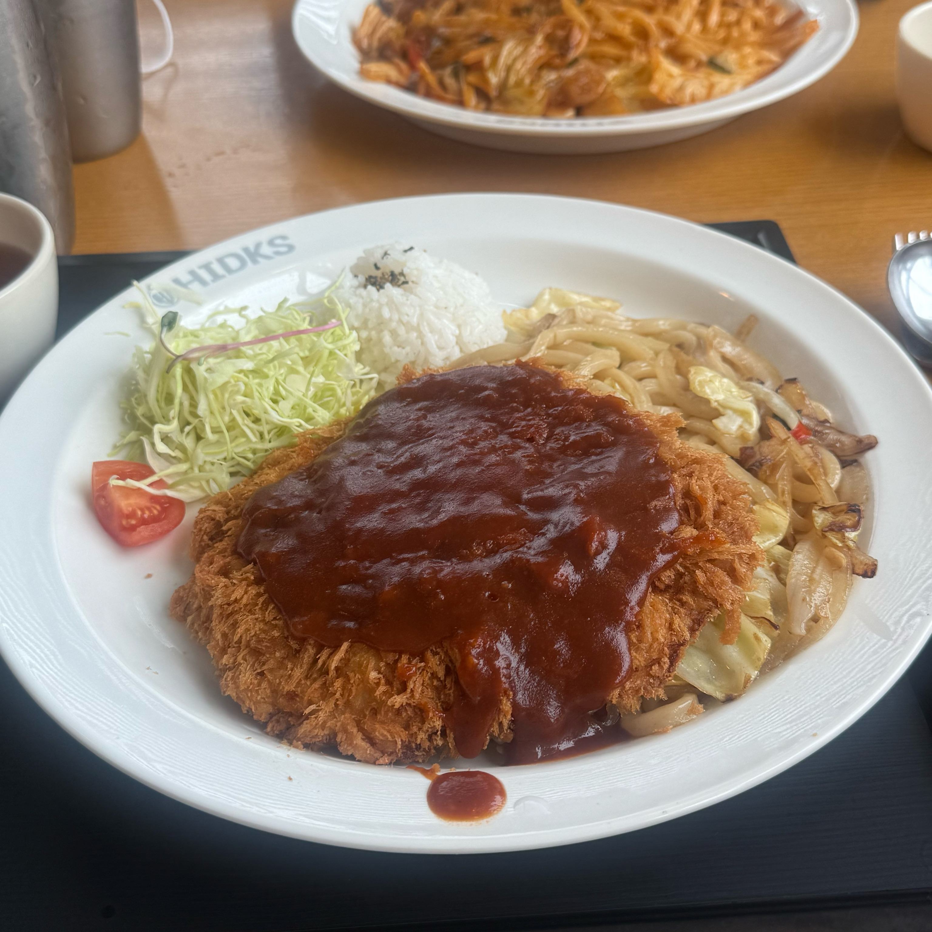 점심으로 뚝딱 해치웠어요~ 돈까스가 좀 느끼하다 싶으면 매운 볶음우동과 함께 드세요😀 - 제주시내 맛집 홍익돈까스 신제주점