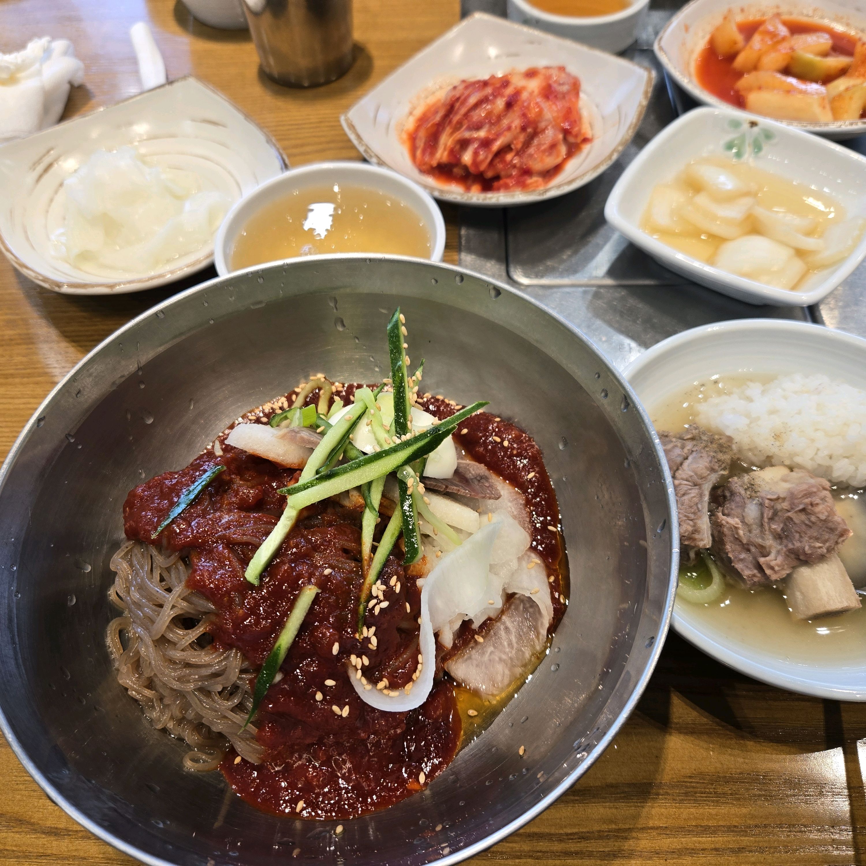 비빔냉면 기대안했는데 매콤하니🌶 갈비탕이랑 조합이너무 좋아용💛 다음엔 갈비먹으러 와야겠어용