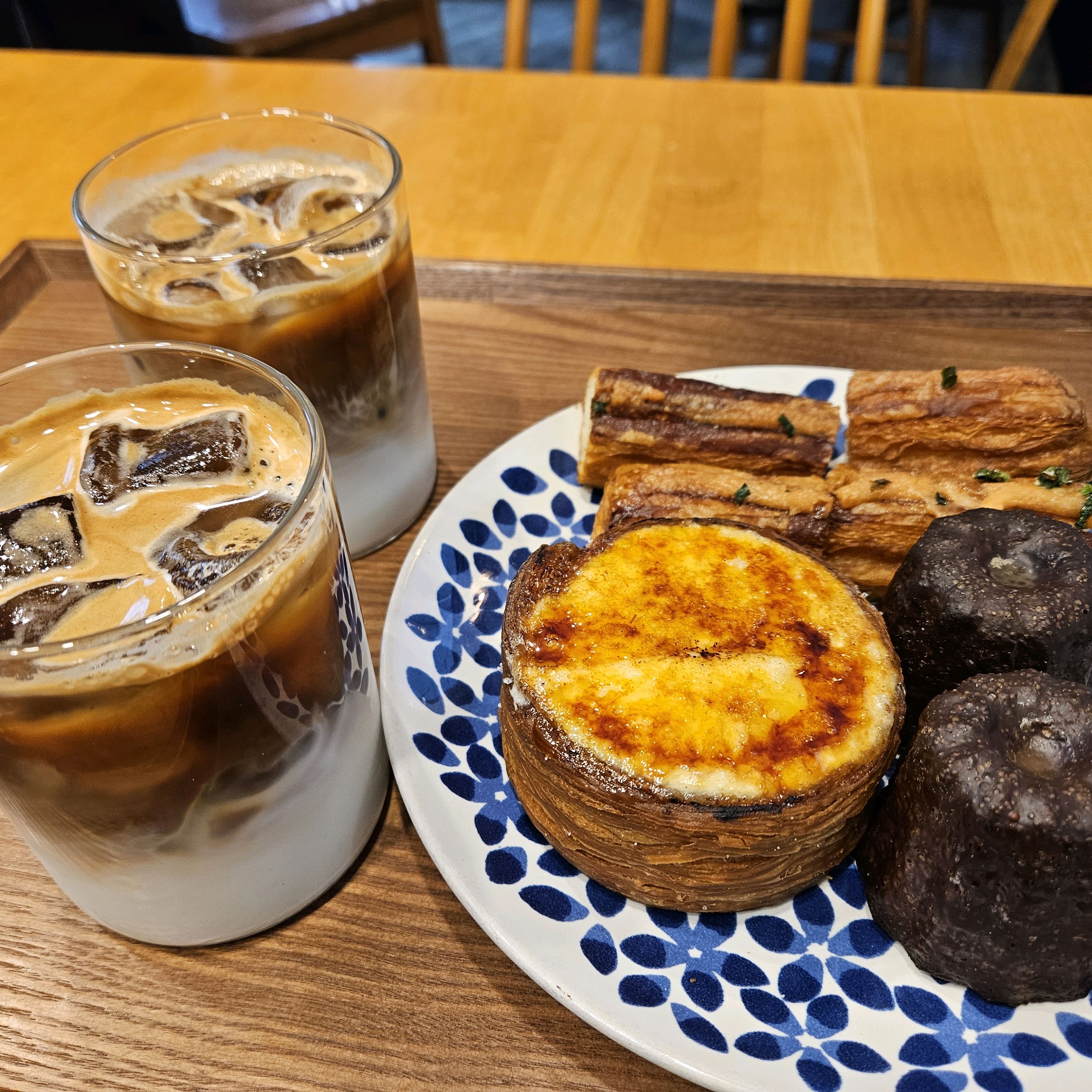사람이 많아 자리잡기 어렵지만, 맛있는 빵과 커피가 충분히 보상해줍니다. - 대전 맛집 빵 한모금
