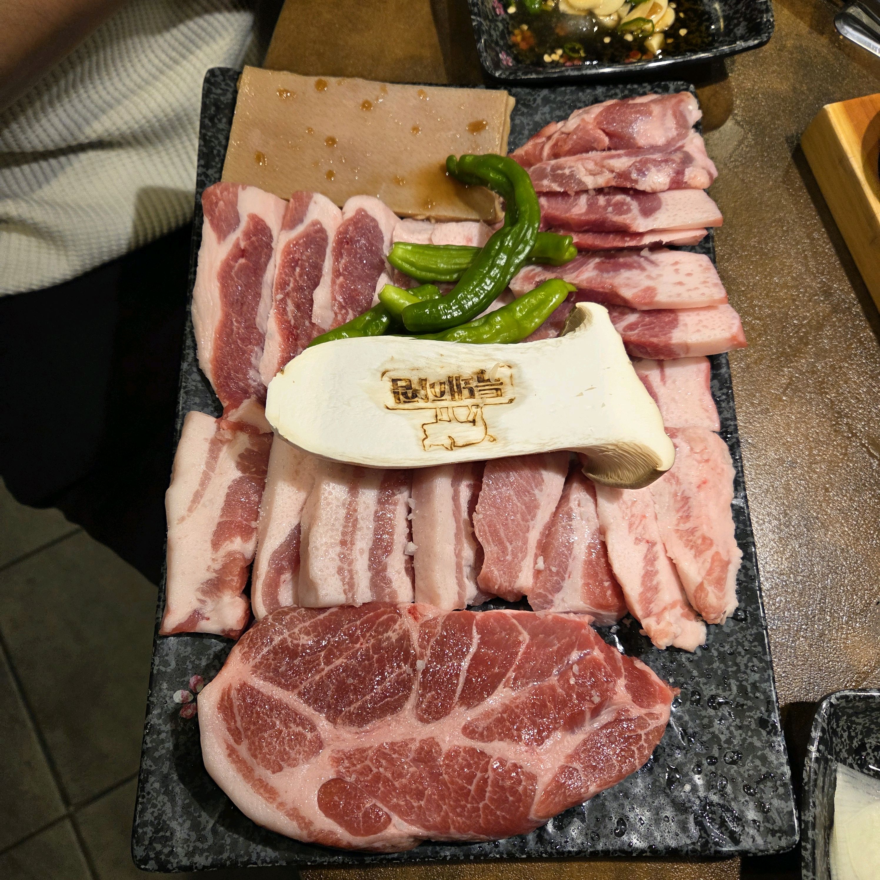 지나가다가 들어왓는데 가격도 괜찮은 것 같규 - 불당동 맛집 특돼지집