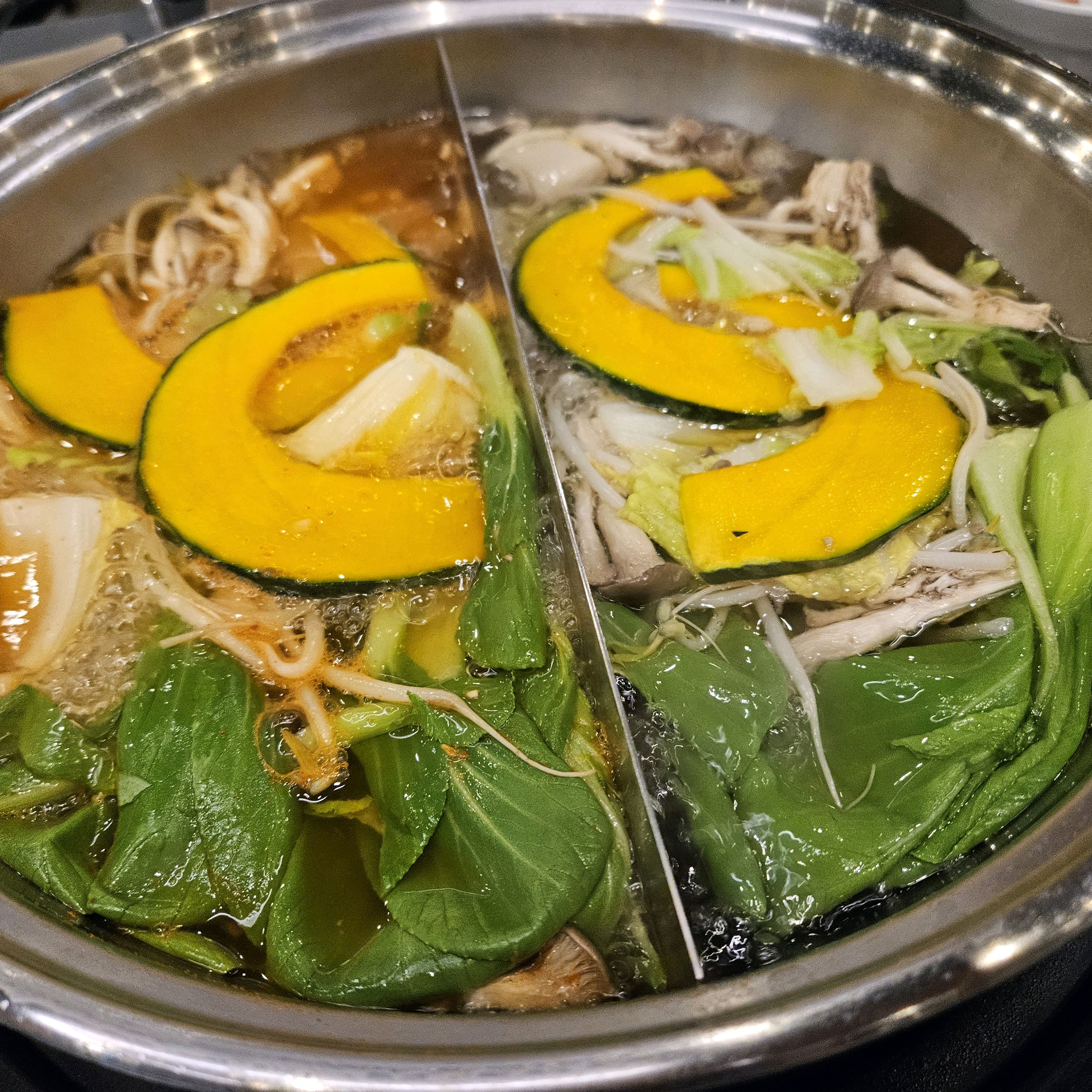 사람이 엄청 많았지만 재료가 떨어짐이 없이 채워졌고 식전빵은(?) 촉촉하니 맛있음. - 목포 하당 맛집 소담촌 목포하당점