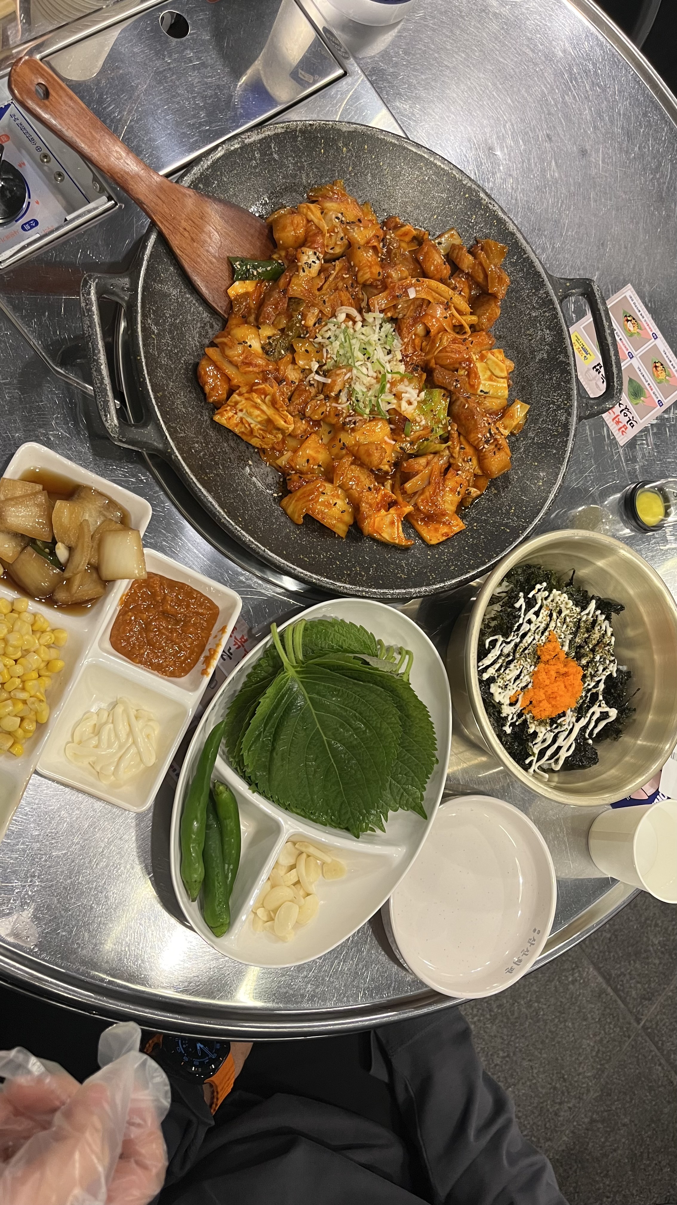 돼지김치구이 너무 맛있어요! 어느정도 구워져서 나와서 금방 먹을 수 있습니다ㅎㅎ 주먹밥 먹