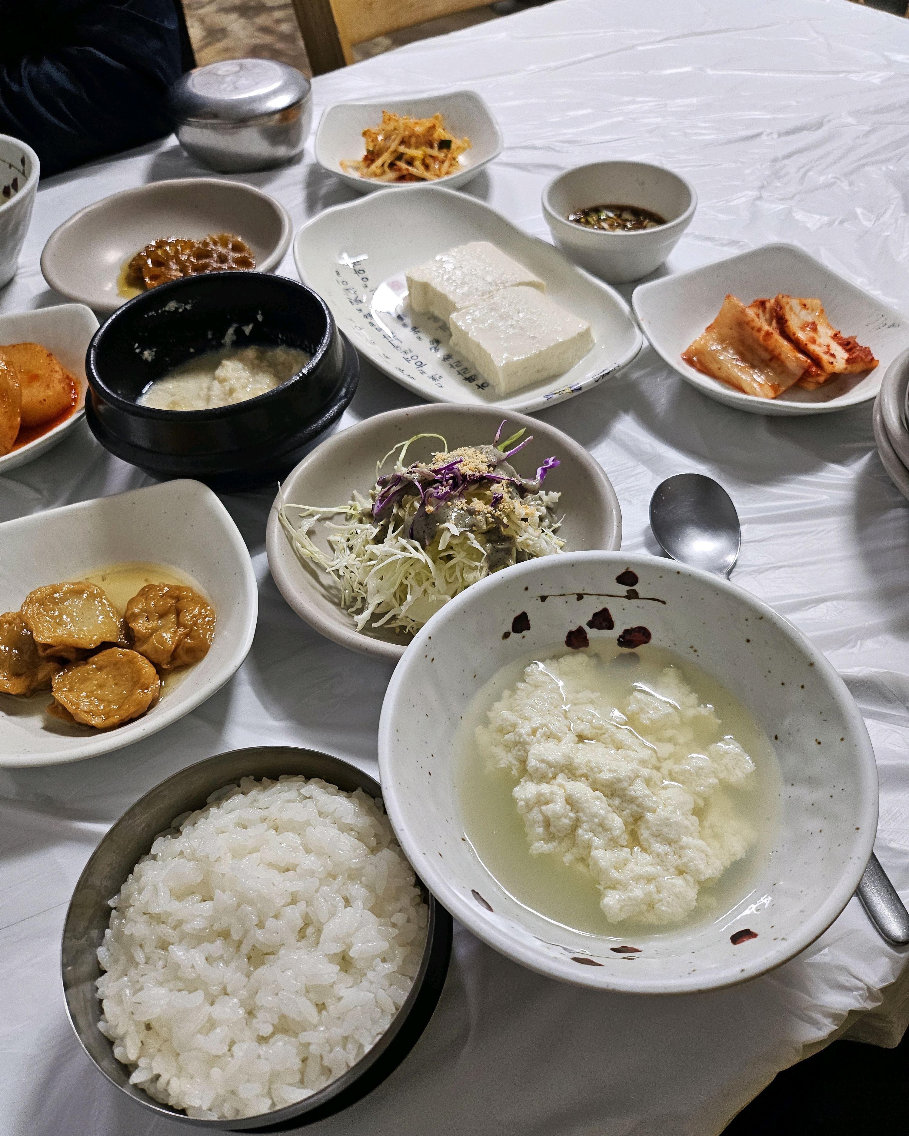 두부 밥상 시켜서 순두부.모두부.순두부전골 다 먹어 볼수 있었어요 ㅎ 숙소가 해변가여서 초