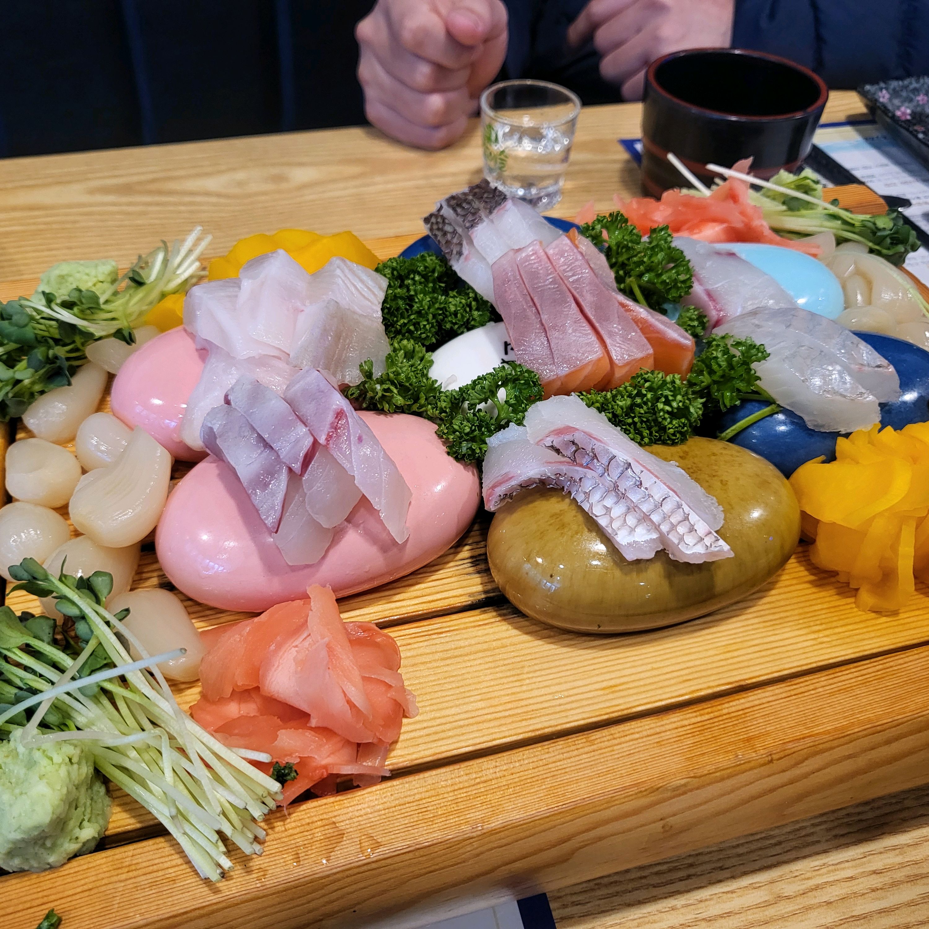 가족이 회를 좋아해서 첫방문했어요 회가 정말 맛있네요 재방문예정이요. 꼭 예약하고 가세요