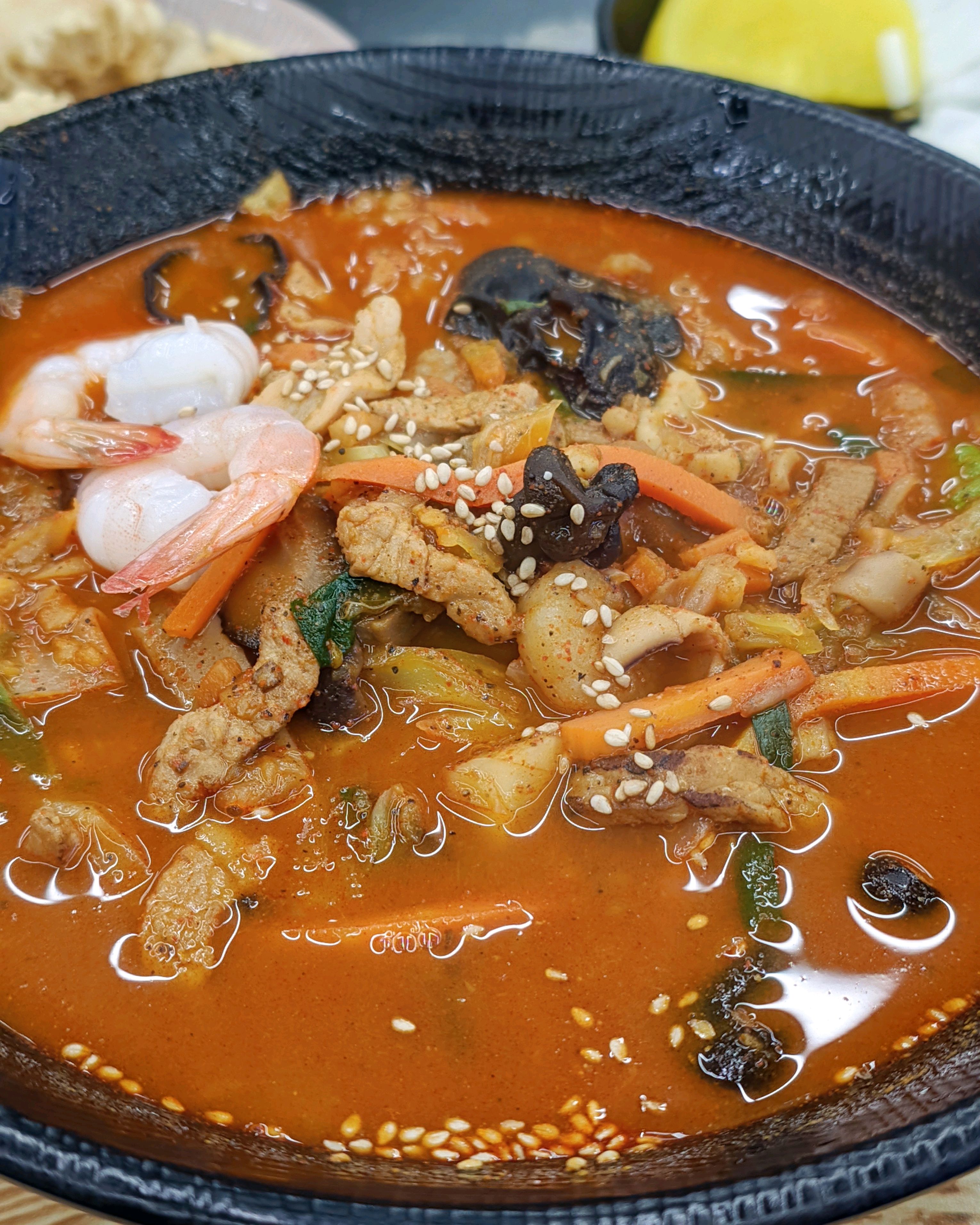 후추향이 강하고 재료중 오징어는 신선하지 않은거 같아요 - 대구 맛집 유창반점