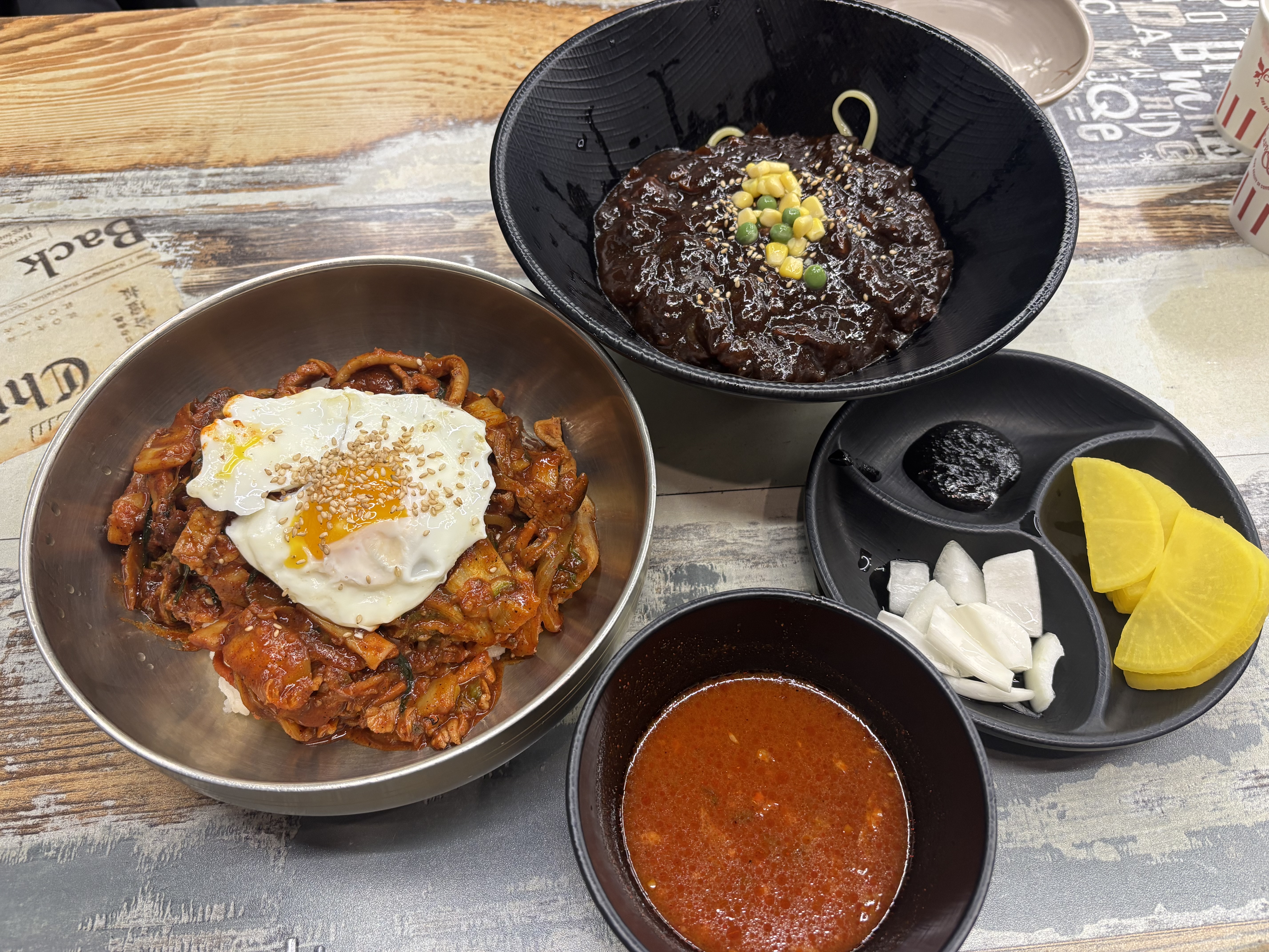 중화비빔밥 대구에서 처음 먹어보는데 너무 맛있었어요! 매콤하고 감칠맛 돌아서 계속 먹었네요