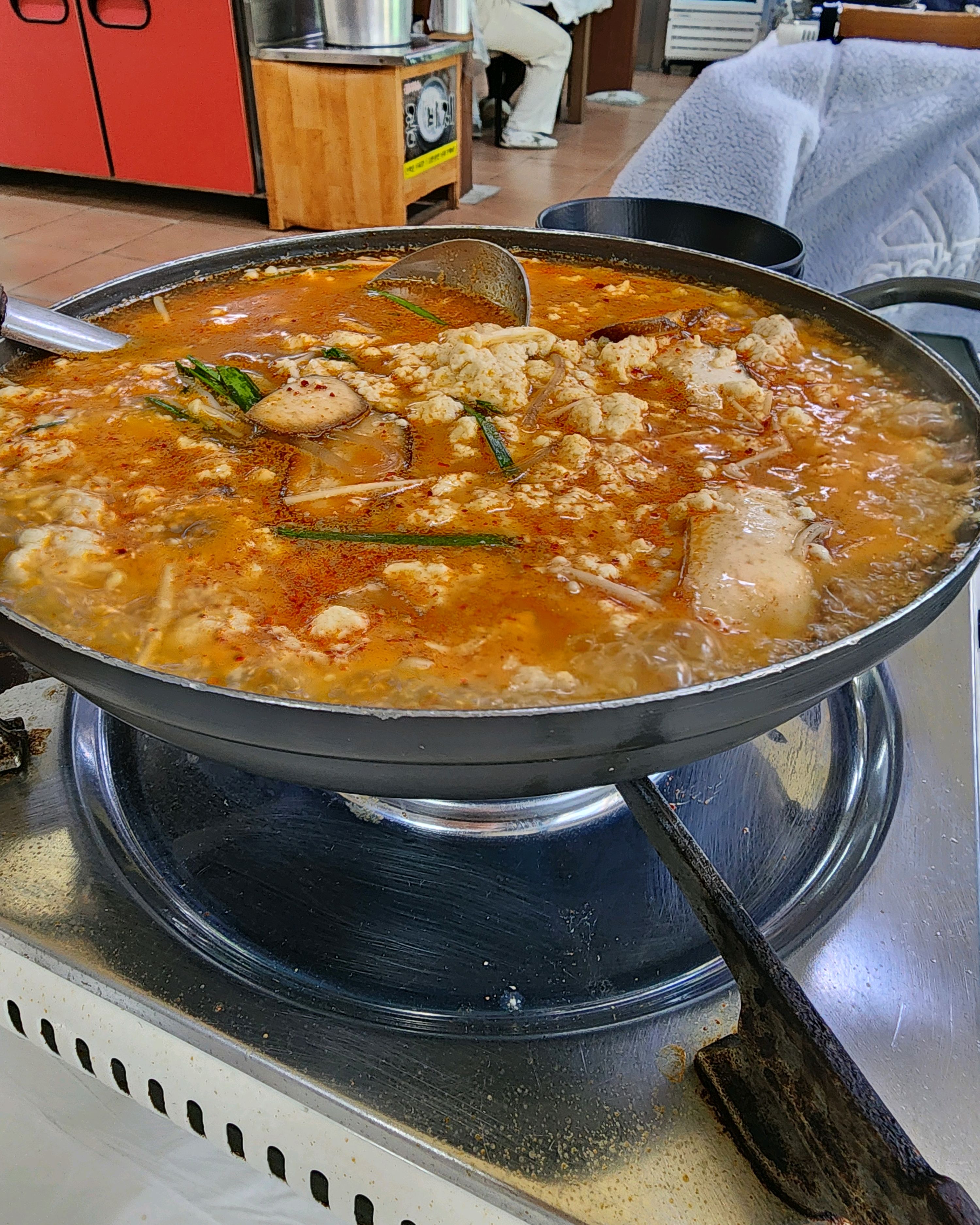 간이 짜지 않아 좋았어요. 반찬도 마음껏 먹고,아마 밥도 리필 되는 것 같았어요. 전골도