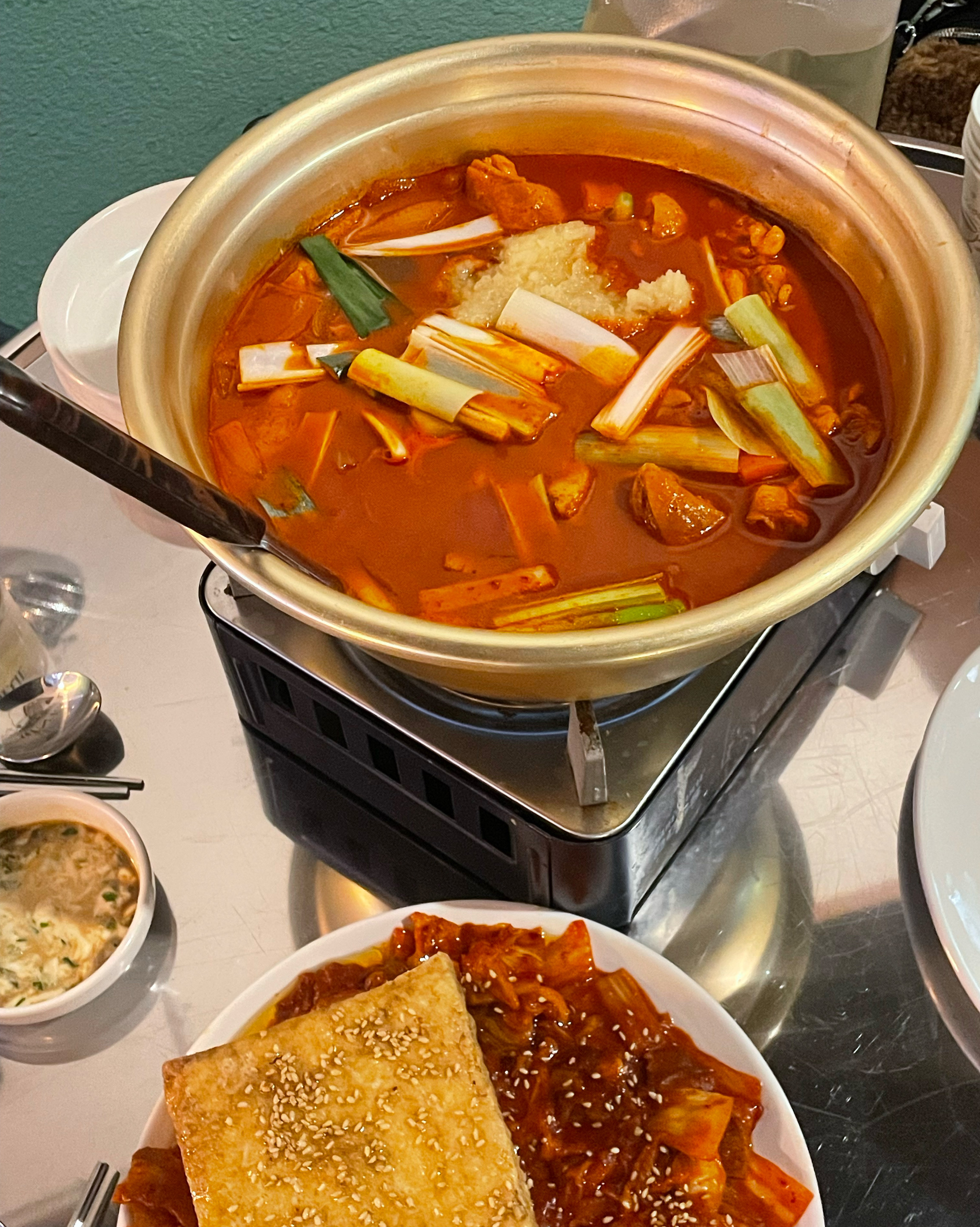 레트로한 분위기가 맘에 들어서 들어갔는데 안주맛집찾았어요 안주도 하나같이 다 맛있구 술이