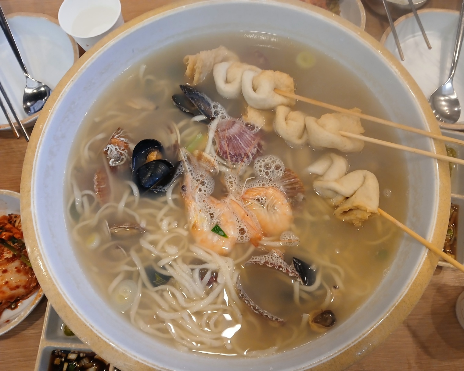 국물이 깔끔하고 면도 탱탱하고 해물도 맛있어요. - 인천 맛집 97도씨해물칼국수 영종도본점