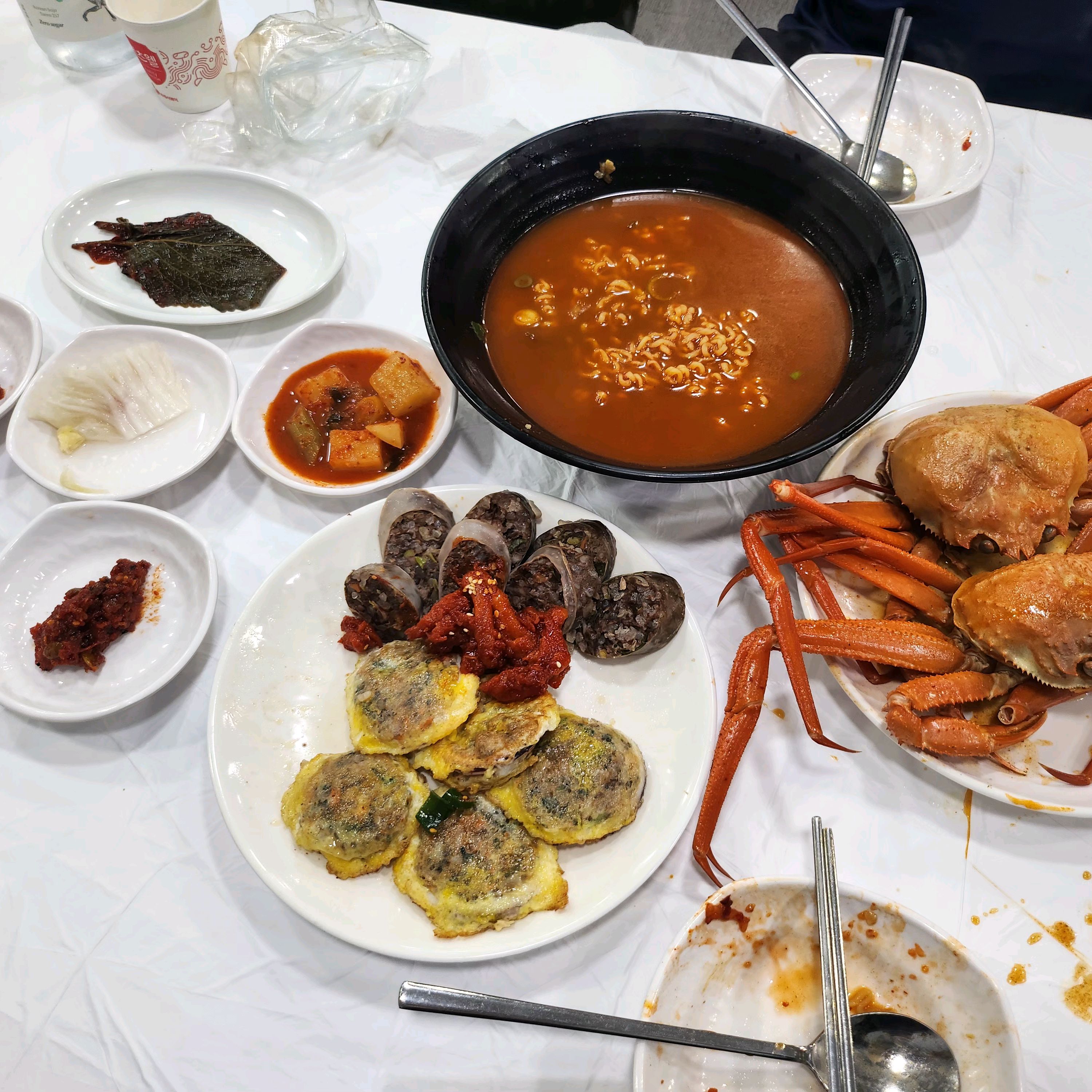 속초아바이마을구경갔다가 현지인맛집느낌이나서 들어갔는데 1박2일촬영지였더라구요~내부는 아늑해